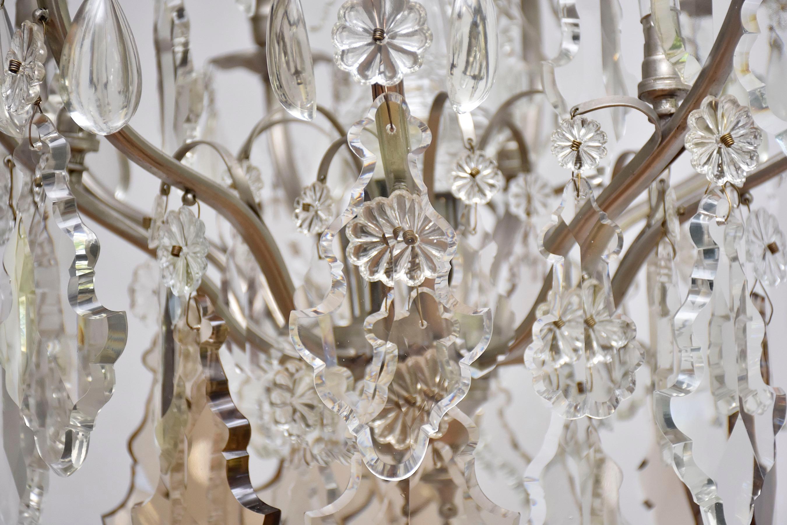 20ième siècle Lustre français ancien avec des cristaux de couleur claire et douce en vente