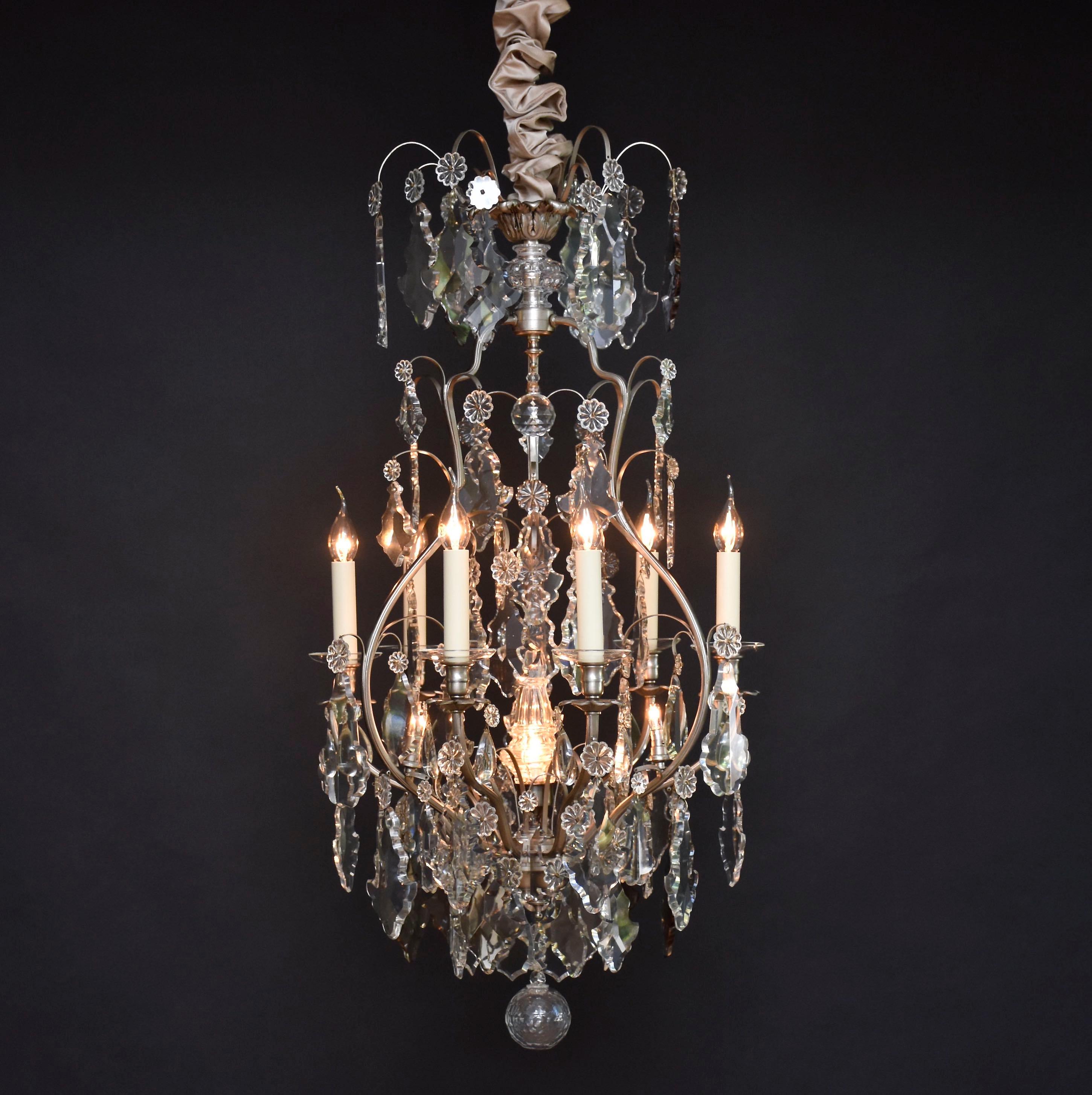 Cristal Lustre français ancien avec des cristaux de couleur claire et douce en vente