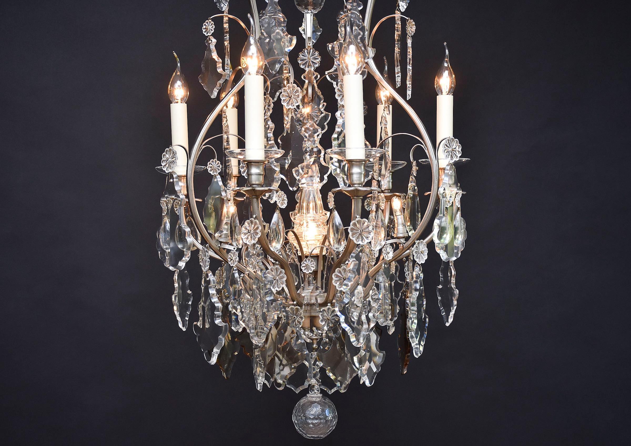 Lustre français ancien avec des cristaux de couleur claire et douce en vente 1