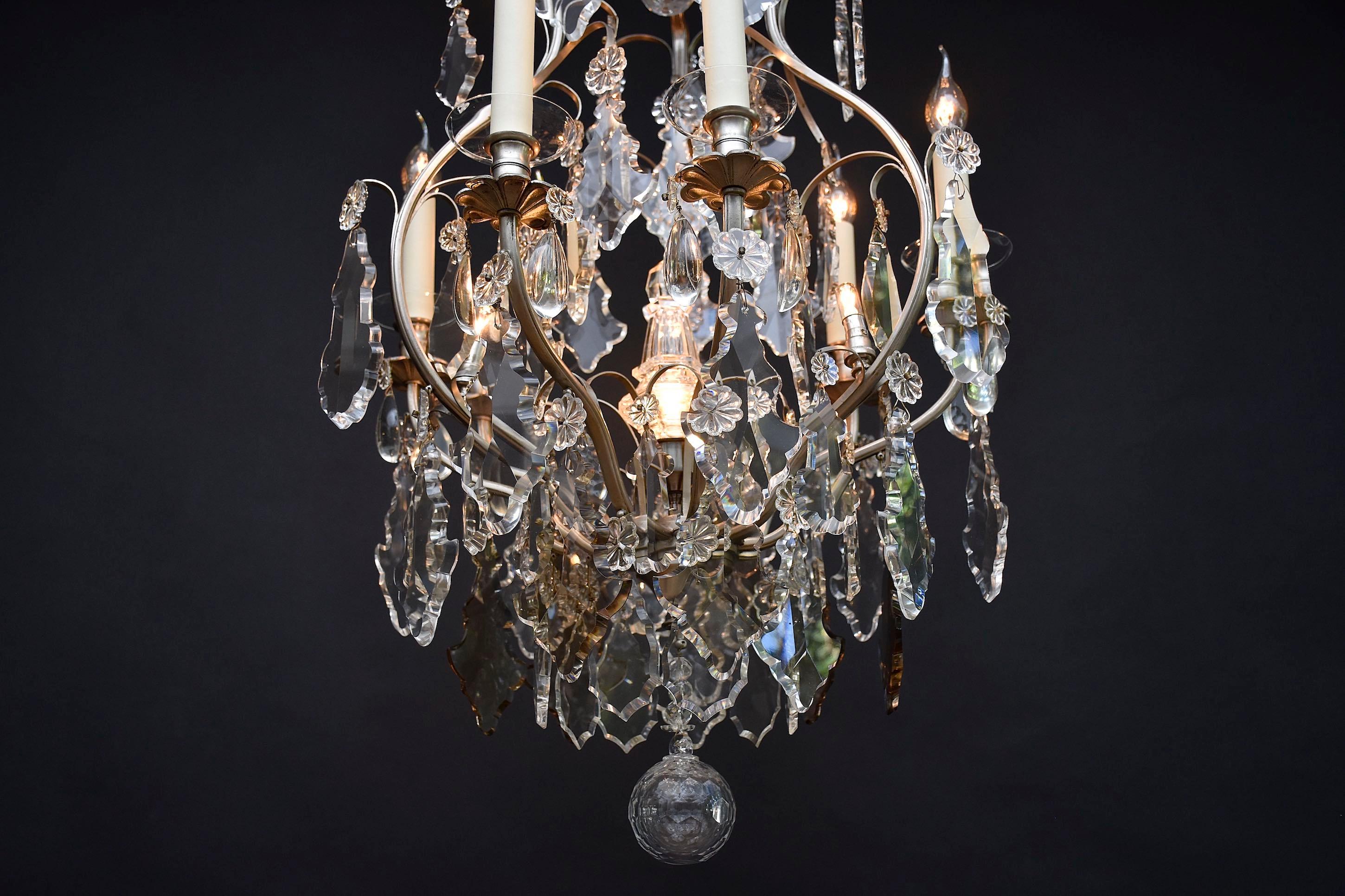 Lustre français ancien avec des cristaux de couleur claire et douce en vente 2