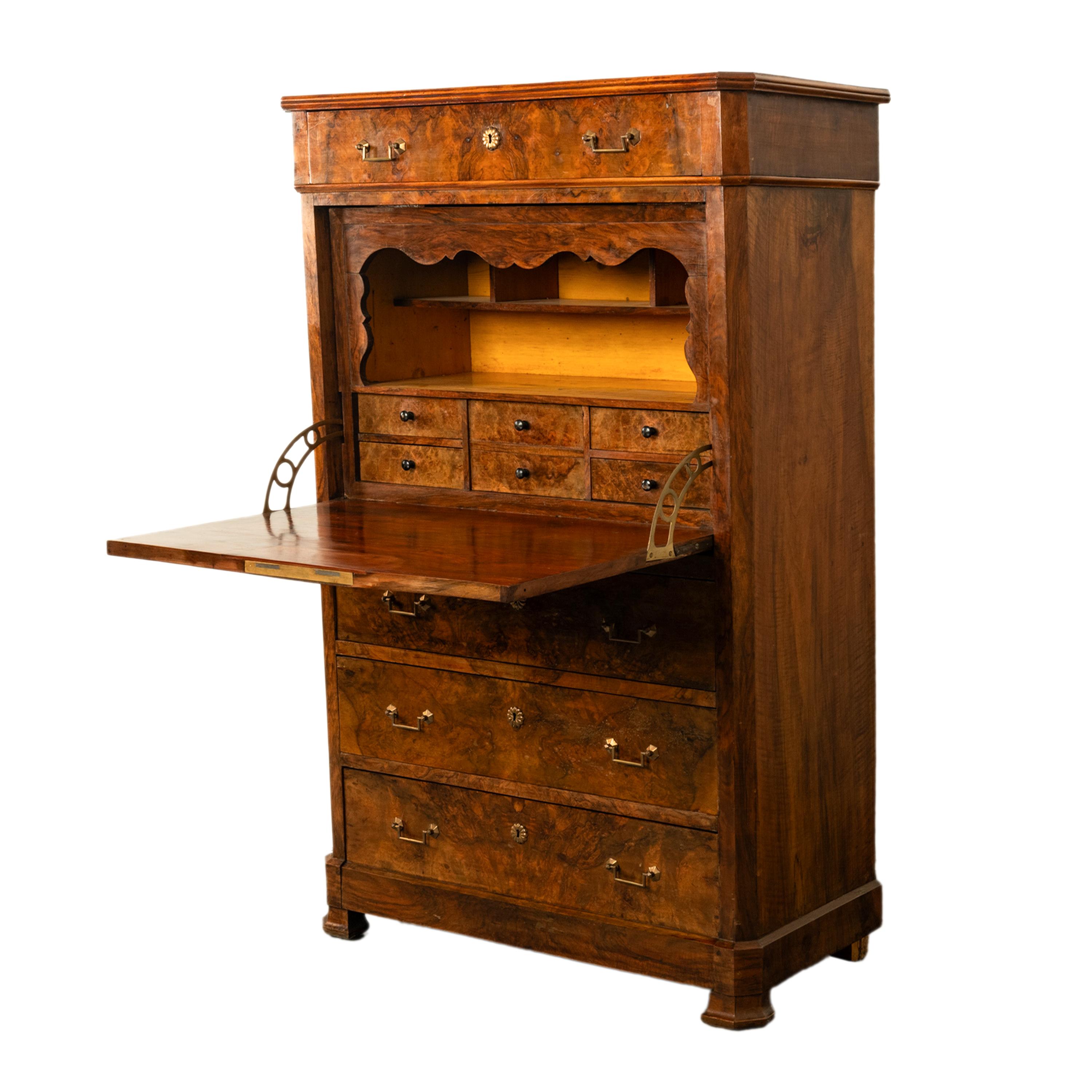 A fine & elegant antique French Charles X figured walnut secretaire abattant, circa 1825.
A high quality French figured walnut secretary chest from the first quarter of the 1800s, the slightly over hanging top with canted edges and a conforming