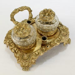 Antiker französischer Charles-XV-Tintenständer aus vergoldeter Bronze mit geschliffenen Glastintenfässern, antik