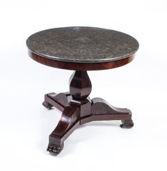 Ancienne table d'appoint française surmontée de marbre Charles X, 19ème siècle