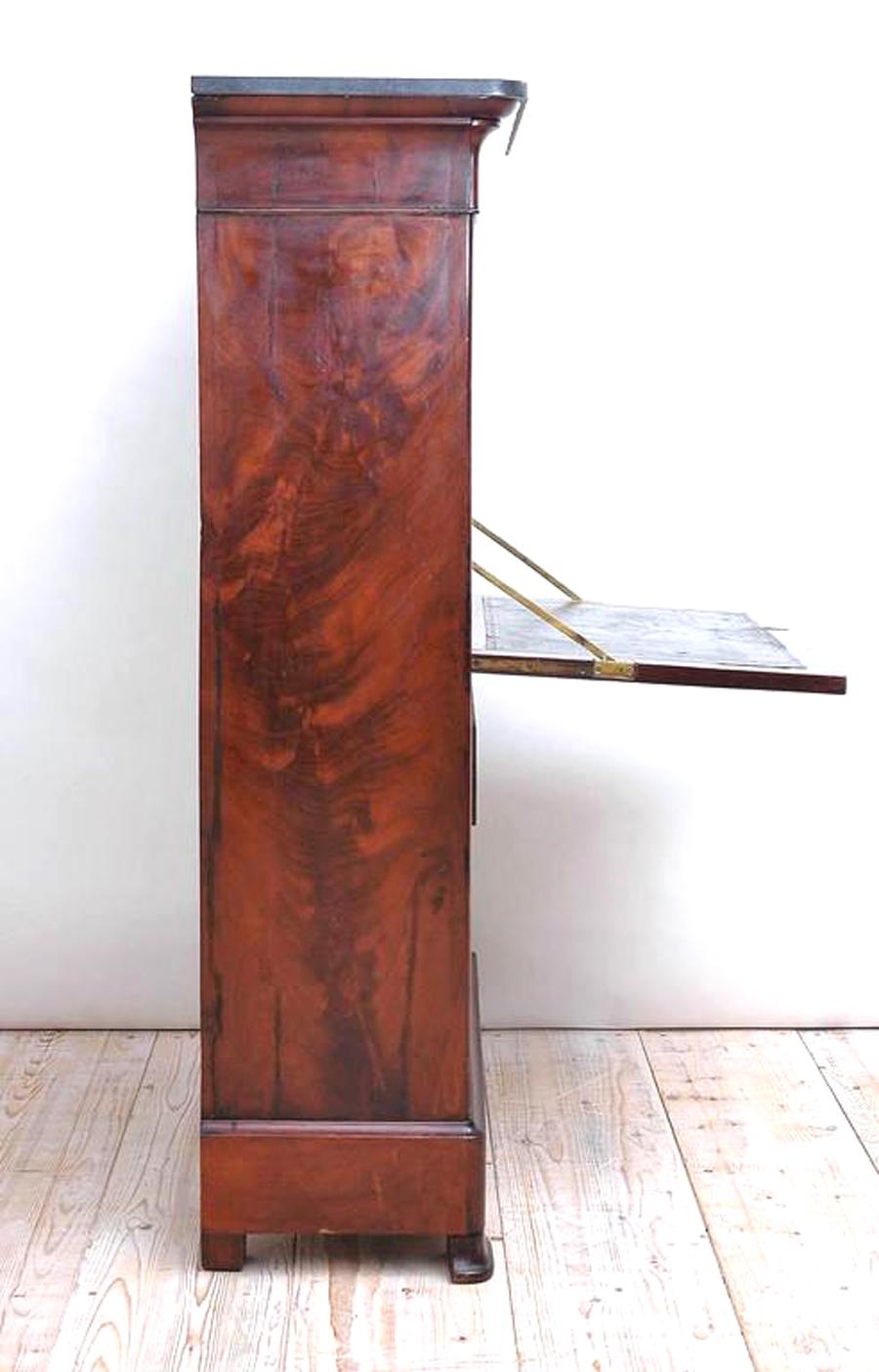Antique French Charles X Secretary/Secrétaire à Abattant in mogano, 1825 ca. In condizioni buone in vendita a Miami, FL