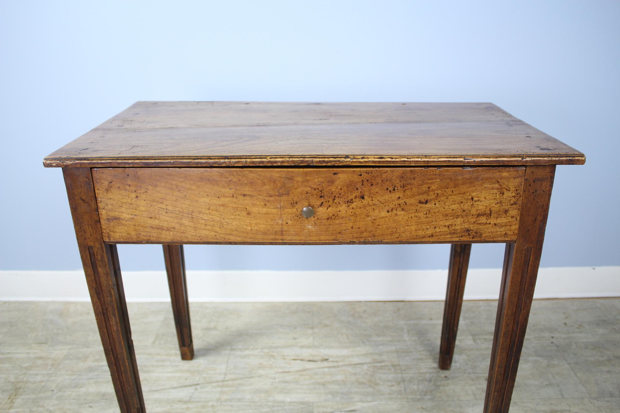 Antique French Cherry Side Table im Zustand „Gut“ in Port Chester, NY