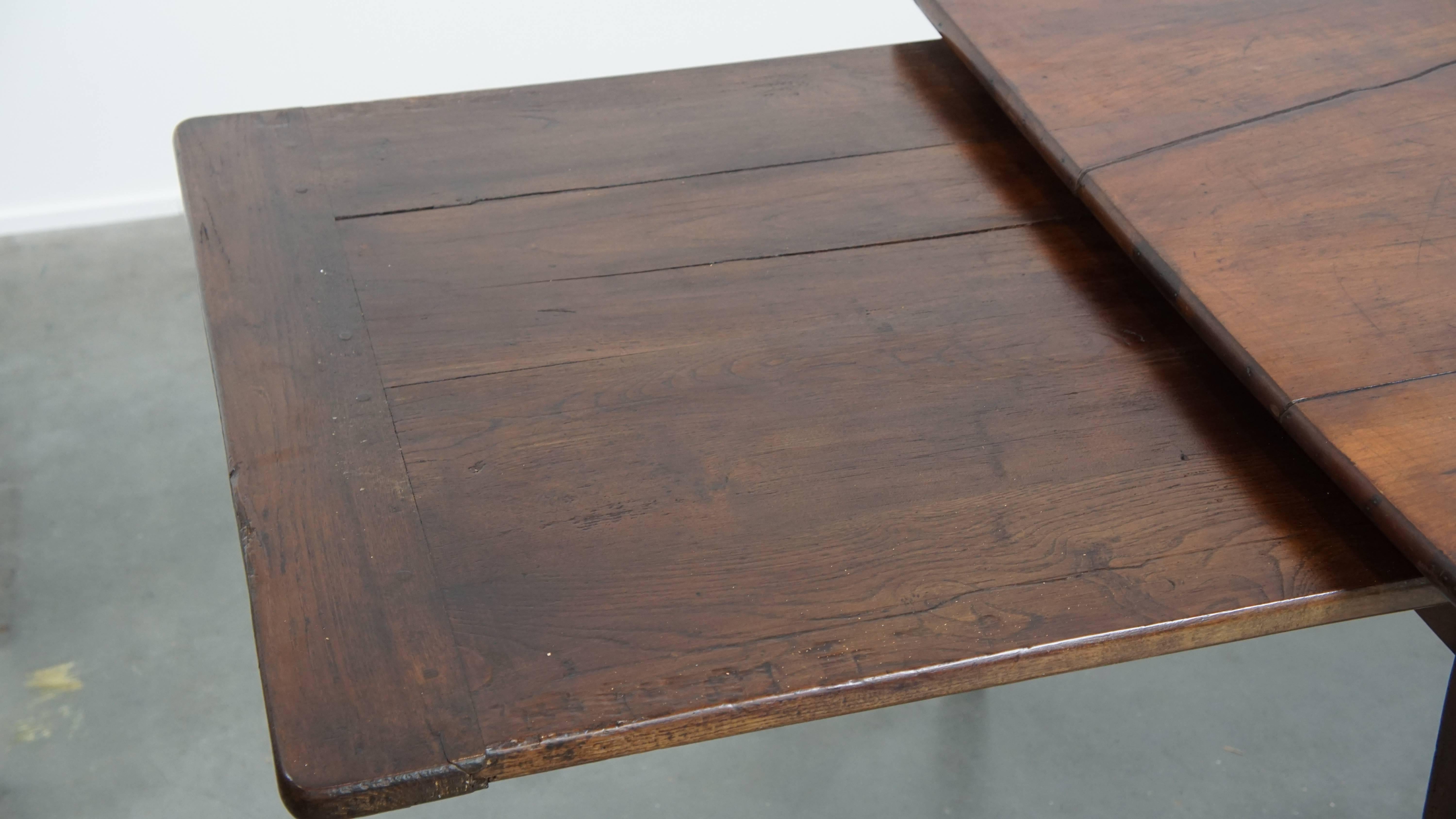 Table de salle à manger ancienne en bois de cerisier français avec un grand plateau extensible en vente 3