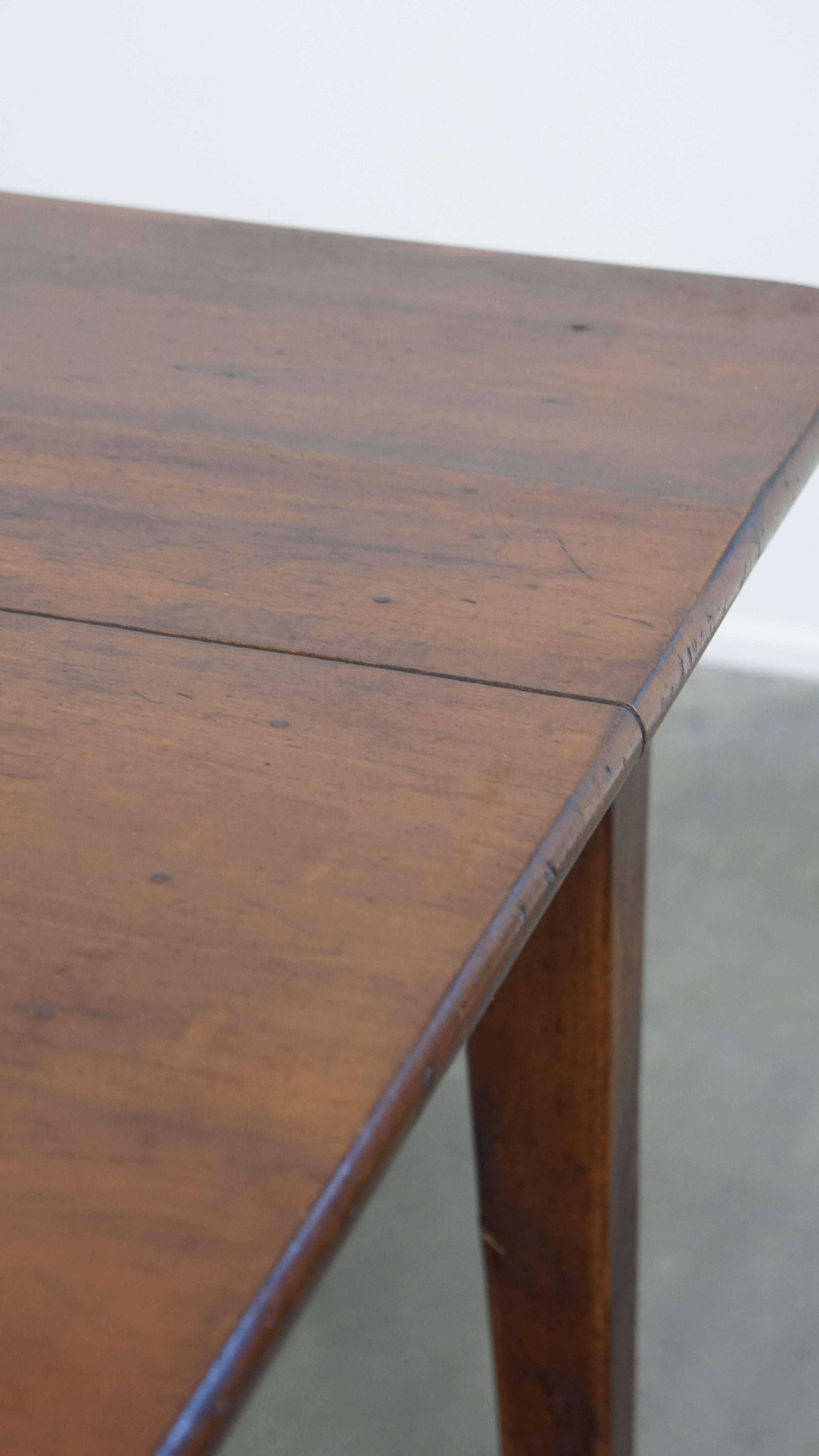 Table de salle à manger ancienne en bois de cerisier français avec un grand plateau extensible en vente 9