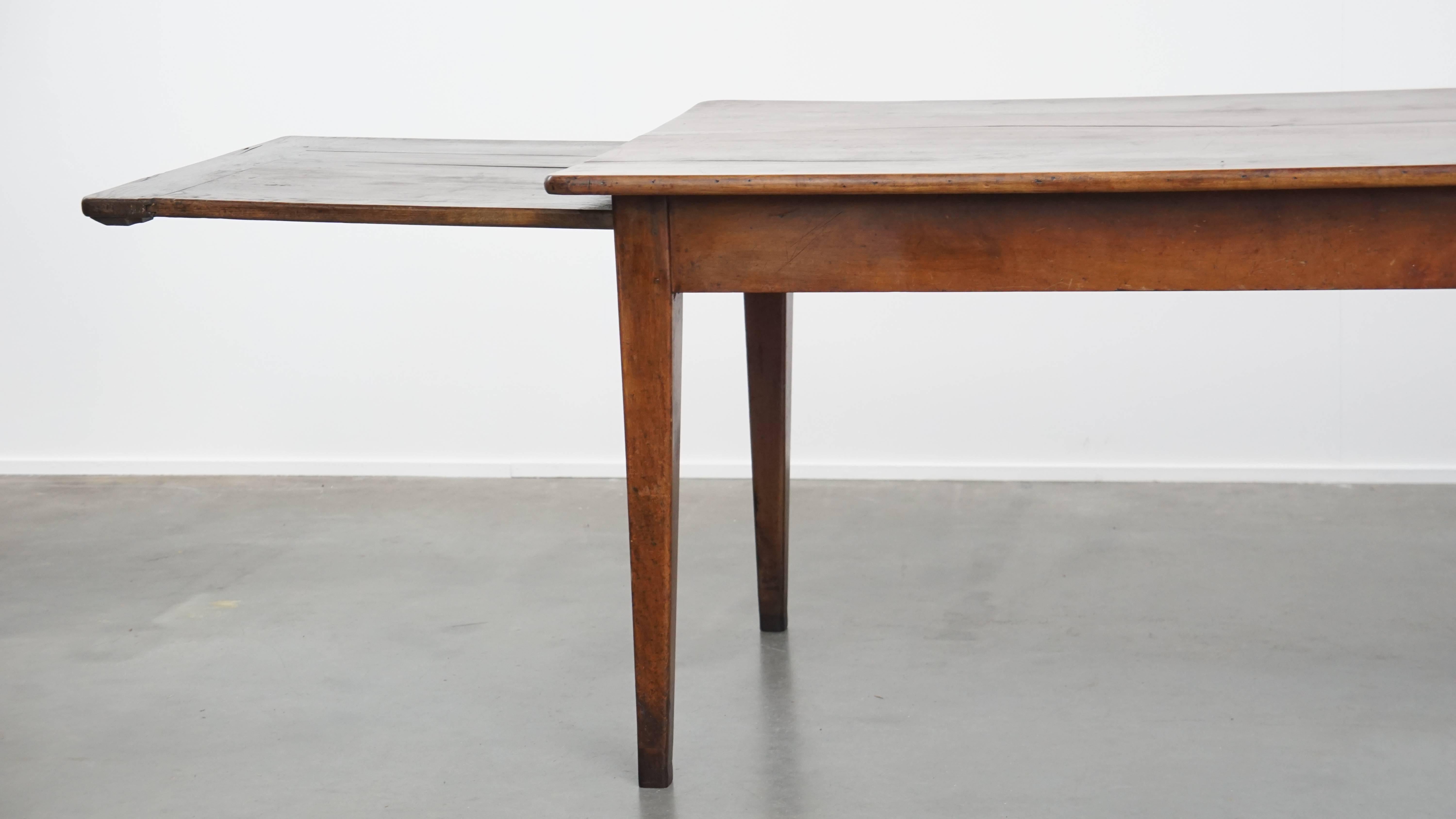 Romain classique Table de salle à manger ancienne en bois de cerisier français avec un grand plateau extensible en vente