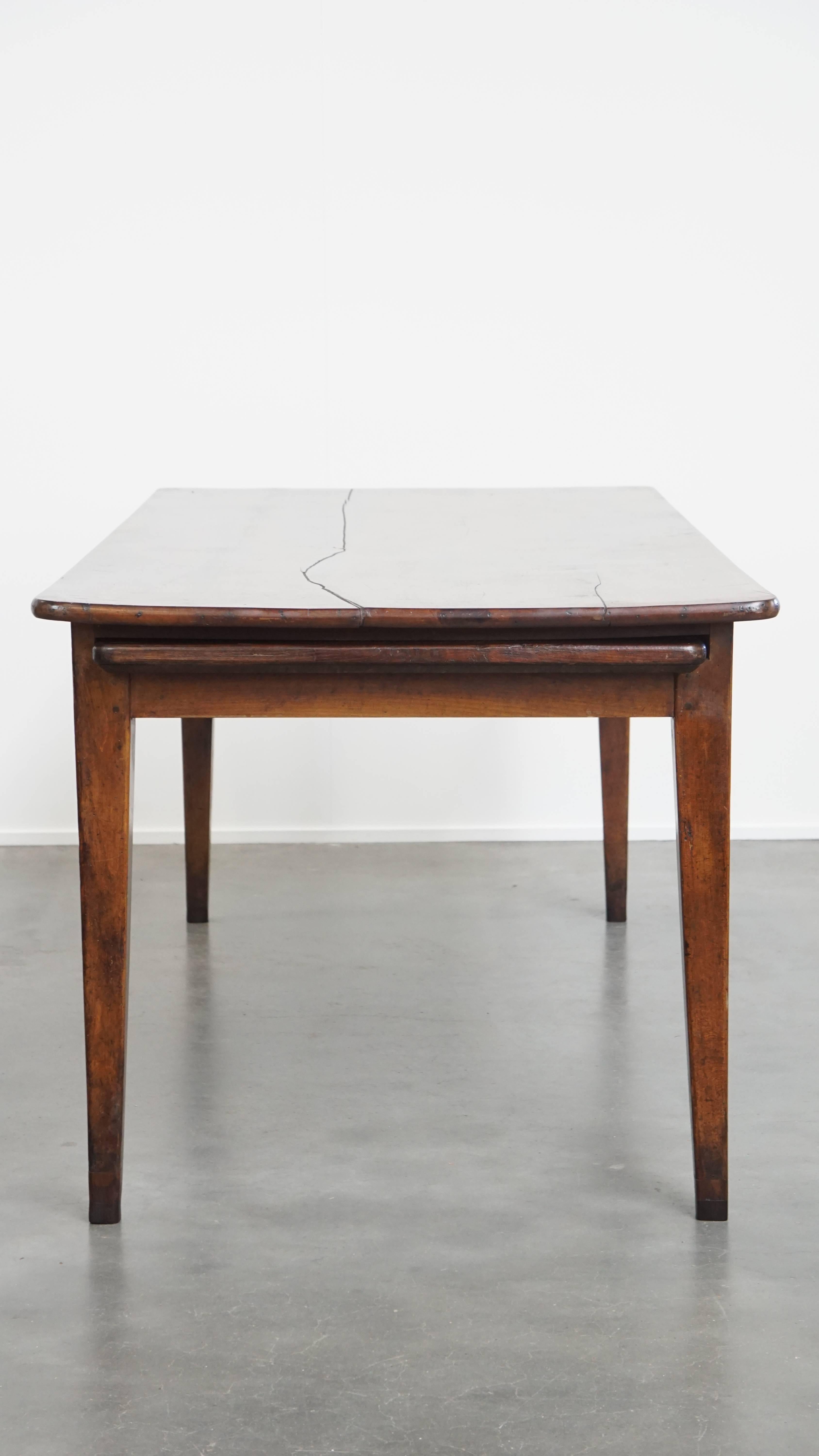 Fait main Table de salle à manger ancienne en bois de cerisier français avec un grand plateau extensible en vente