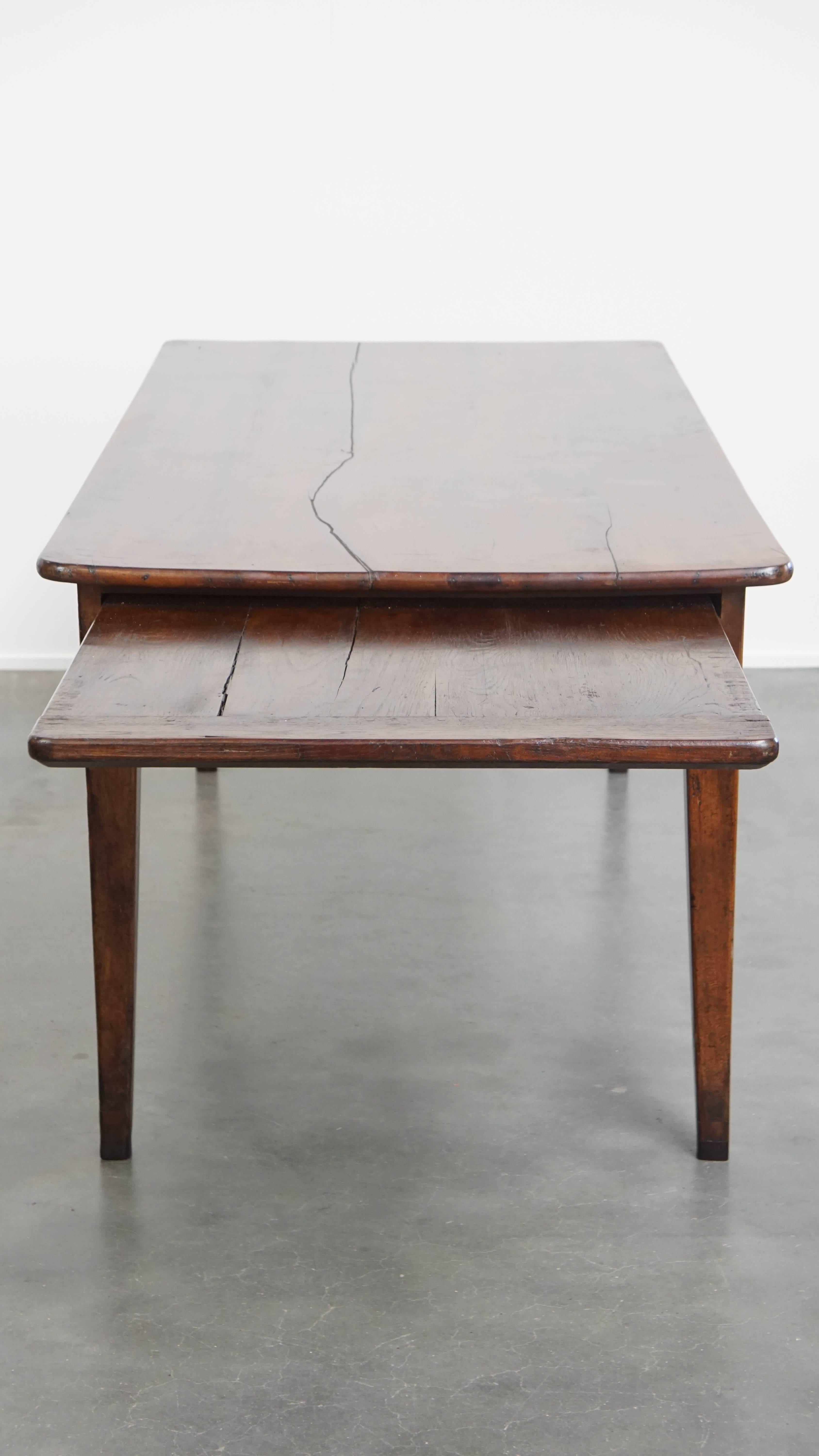 Table de salle à manger ancienne en bois de cerisier français avec un grand plateau extensible Bon état - En vente à Harderwijk, NL