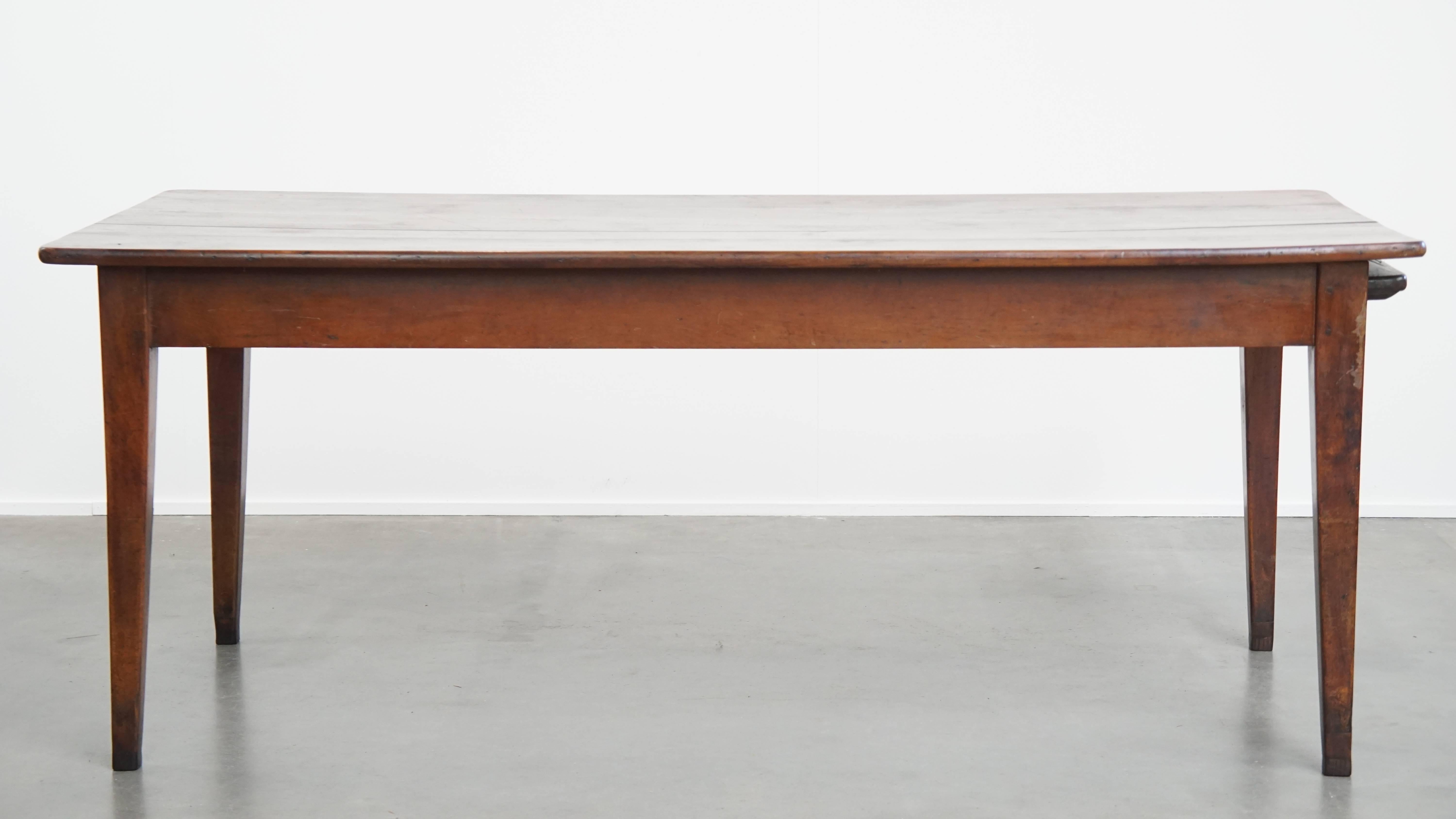 XIXe siècle Table de salle à manger ancienne en bois de cerisier français avec un grand plateau extensible en vente