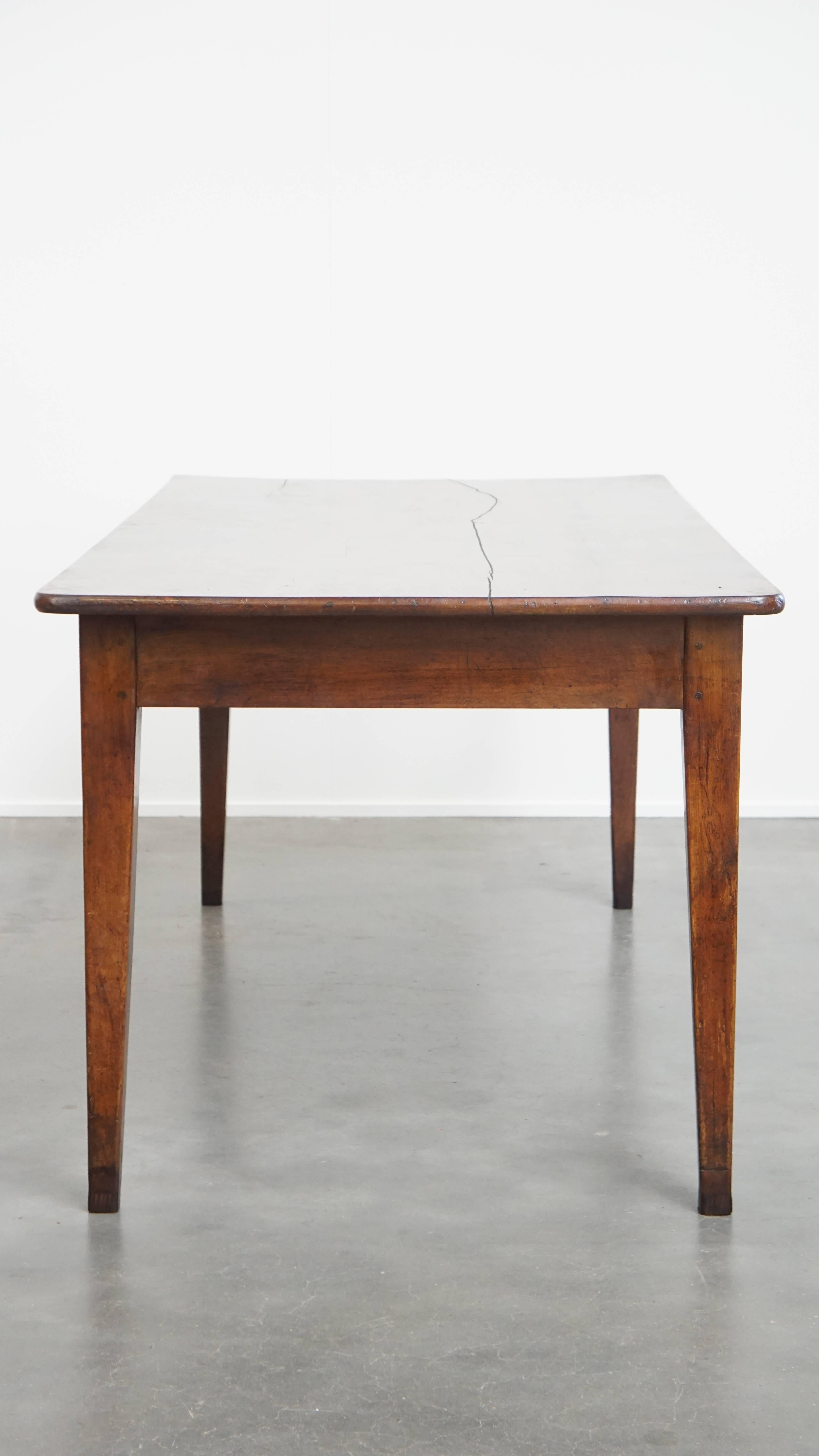 Bois Table de salle à manger ancienne en bois de cerisier français avec un grand plateau extensible en vente