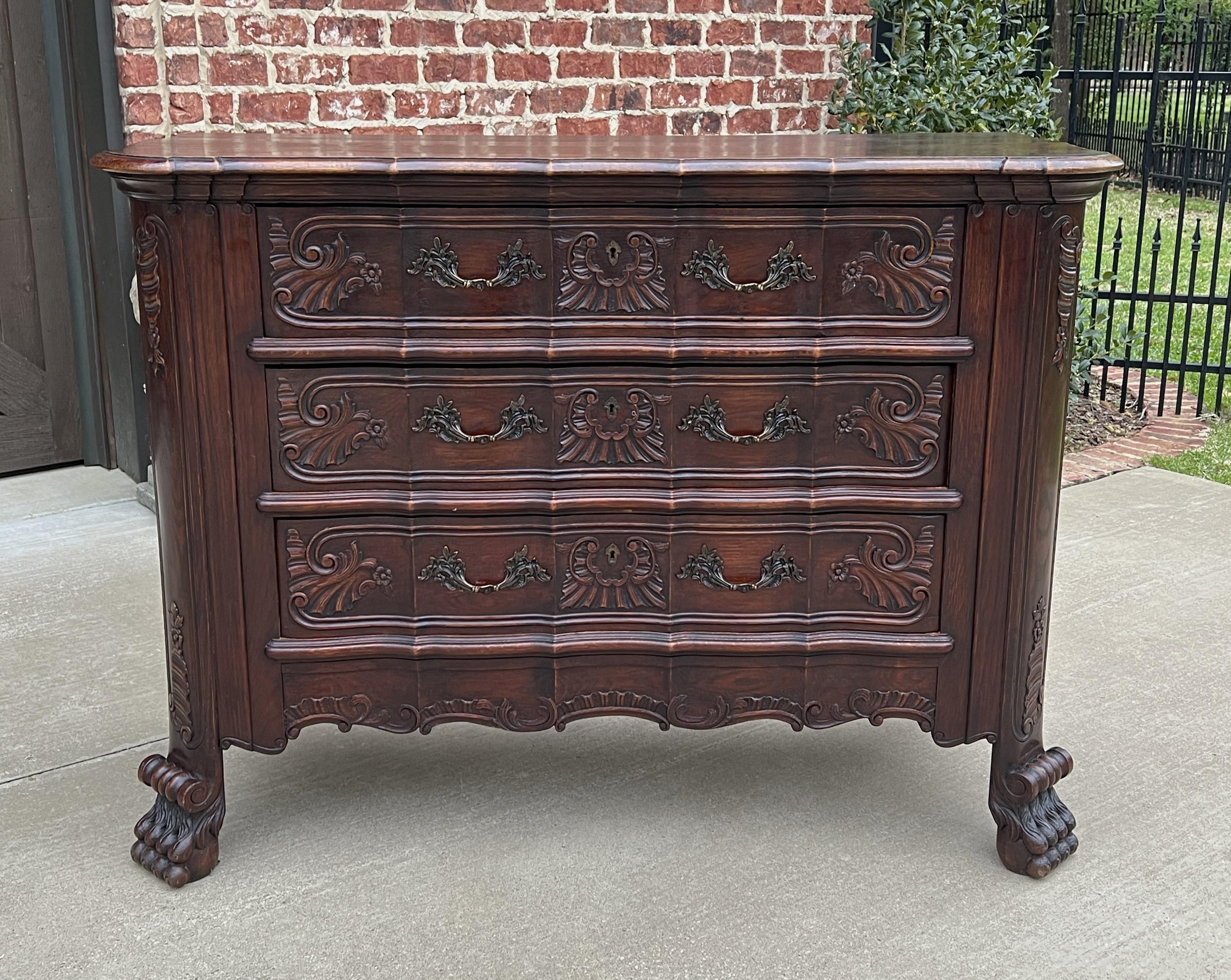Beautiful Antique French Oak chest of drawers with 3 drawers and key~~HIGHLY CARVED~~ circa 1900-1920s

This is a SUPERB example of an antique classic French Country oak chest of drawers~~serpentine carved front with 3 dovetailed drawers, hairy