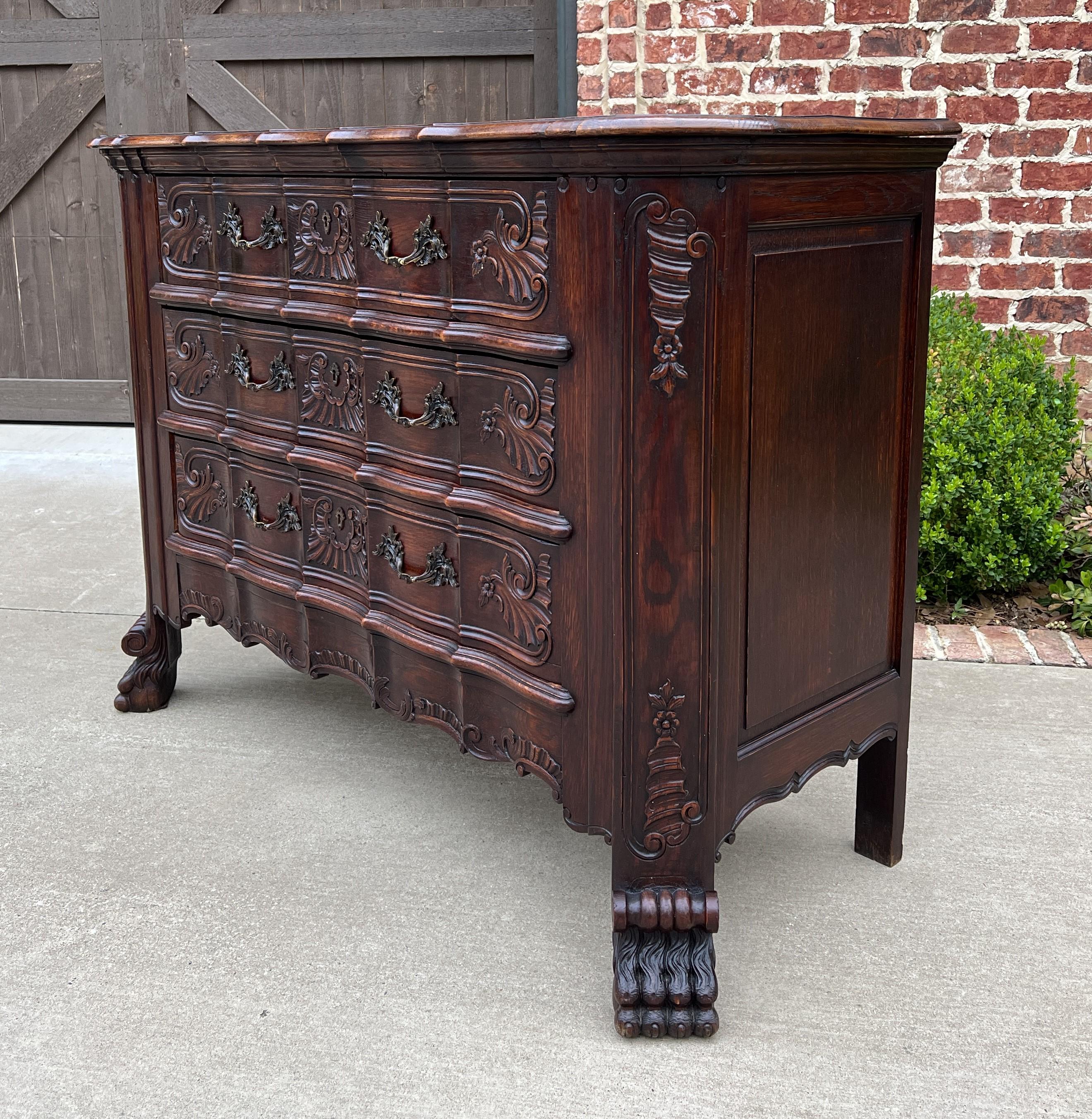 Antique French Chest of Drawers Cabinet 3-Drawer Serpentine Carved Oak w Key In Good Condition For Sale In Tyler, TX