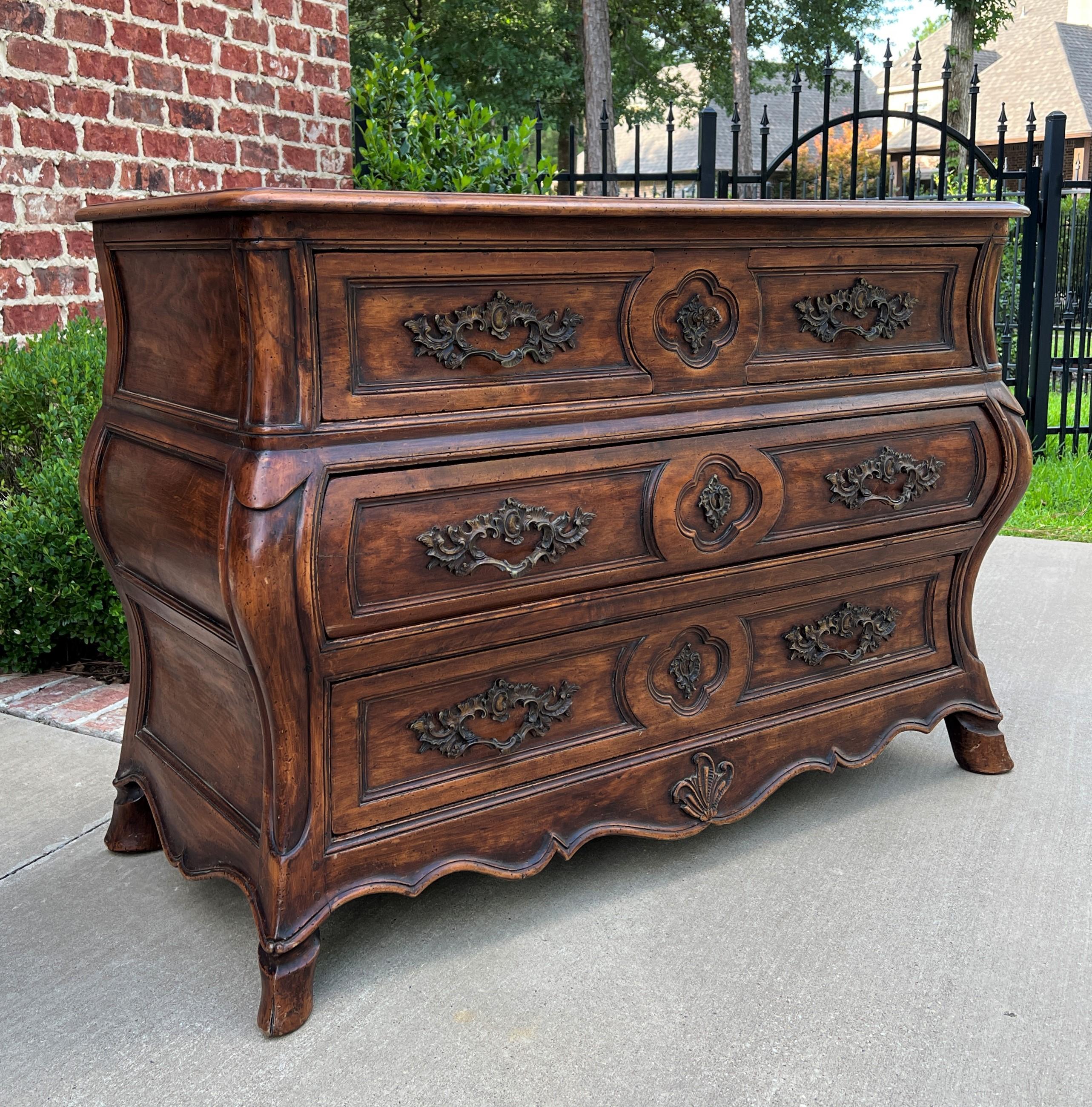 Antique French Chest of Drawers Commode Bombe Carved Walnut Louis XV 19th C In Good Condition For Sale In Tyler, TX