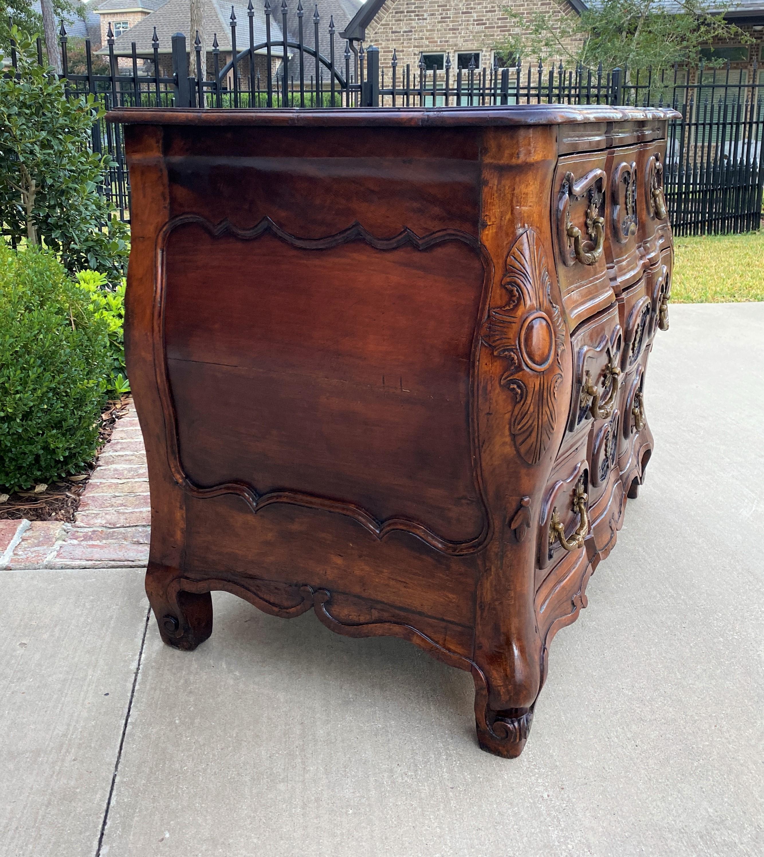 Antique French Chest of Drawers Commode Bombe Louis XV Cabinet Walnut 18th C In Good Condition In Tyler, TX