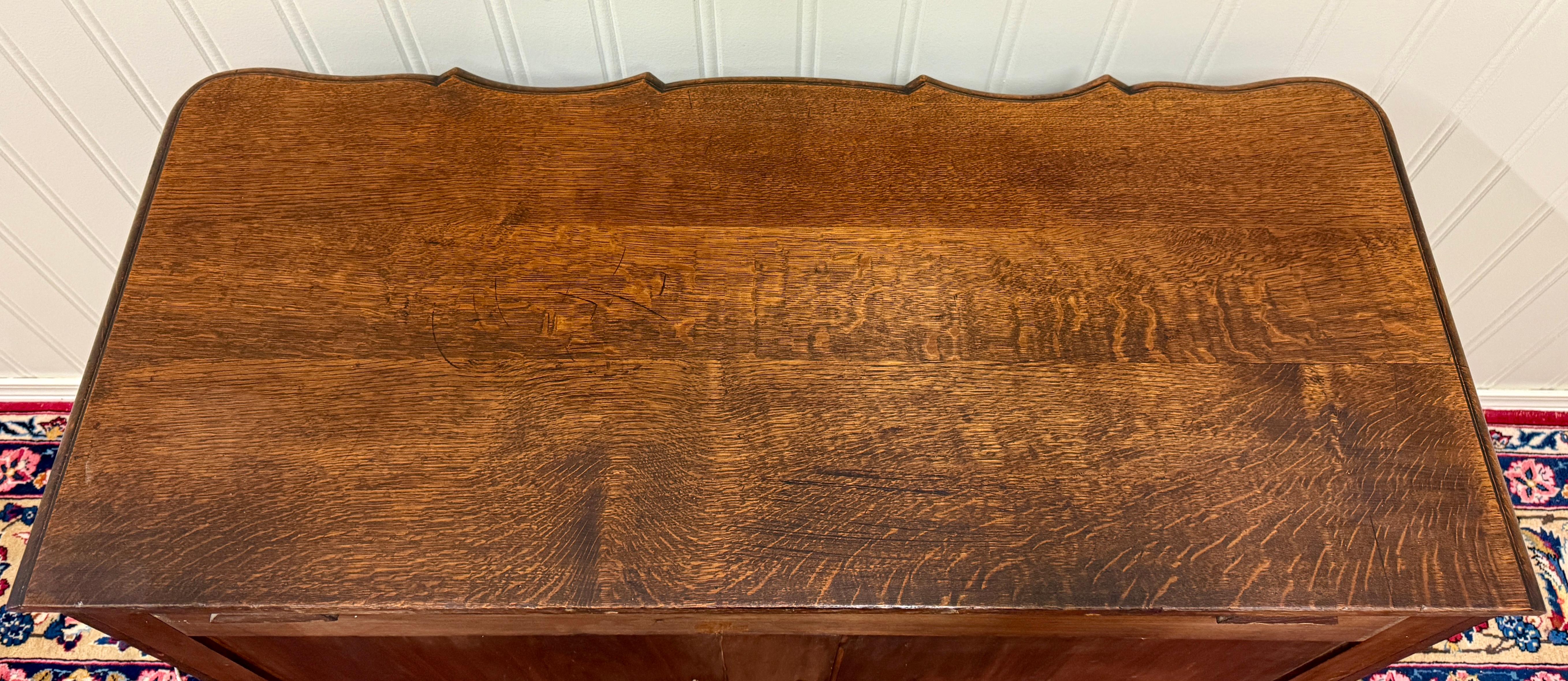 Antique French Cassettiera Commode Serpentine intagliata Oak Louis XV in vendita 4