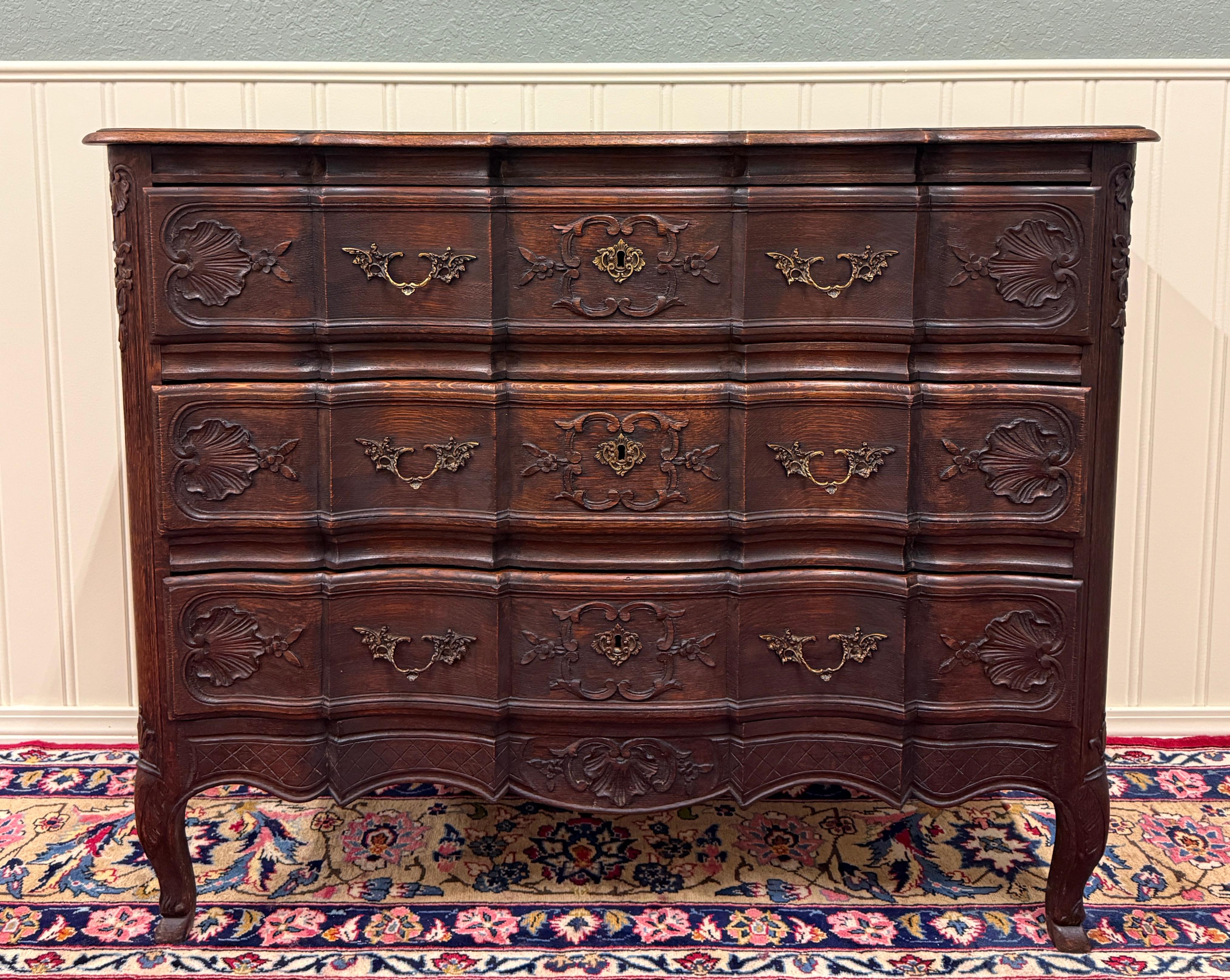 Antique French Cassettiera Commode Serpentine intagliata Oak Louis XV in vendita 11