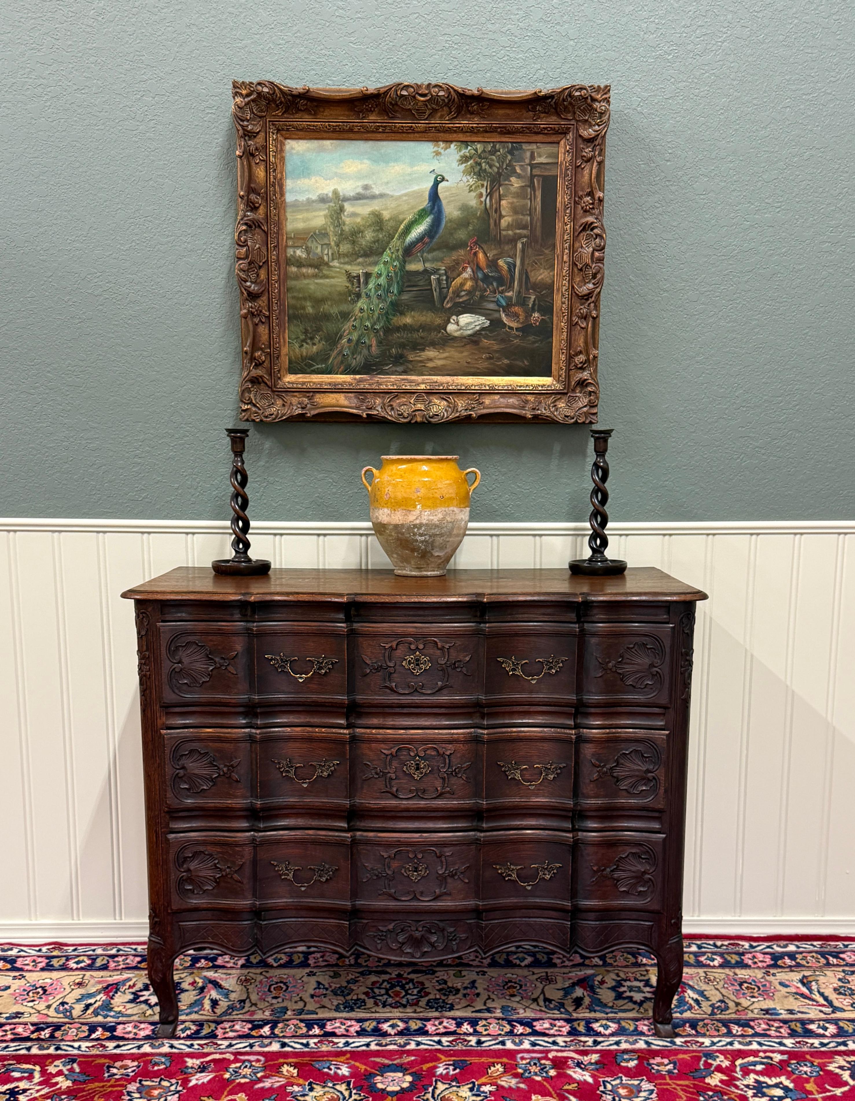 EXQUISITE Antique French Dark Oak Louis XV Style Serpentine Front Chest of Drawers or Commode~~1900-1920

Questo è un esempio SUPERBIO di cassettiera o commode in stile Luigi XV in quercia francese con piedi a zoccolo~~altamente intagliato con