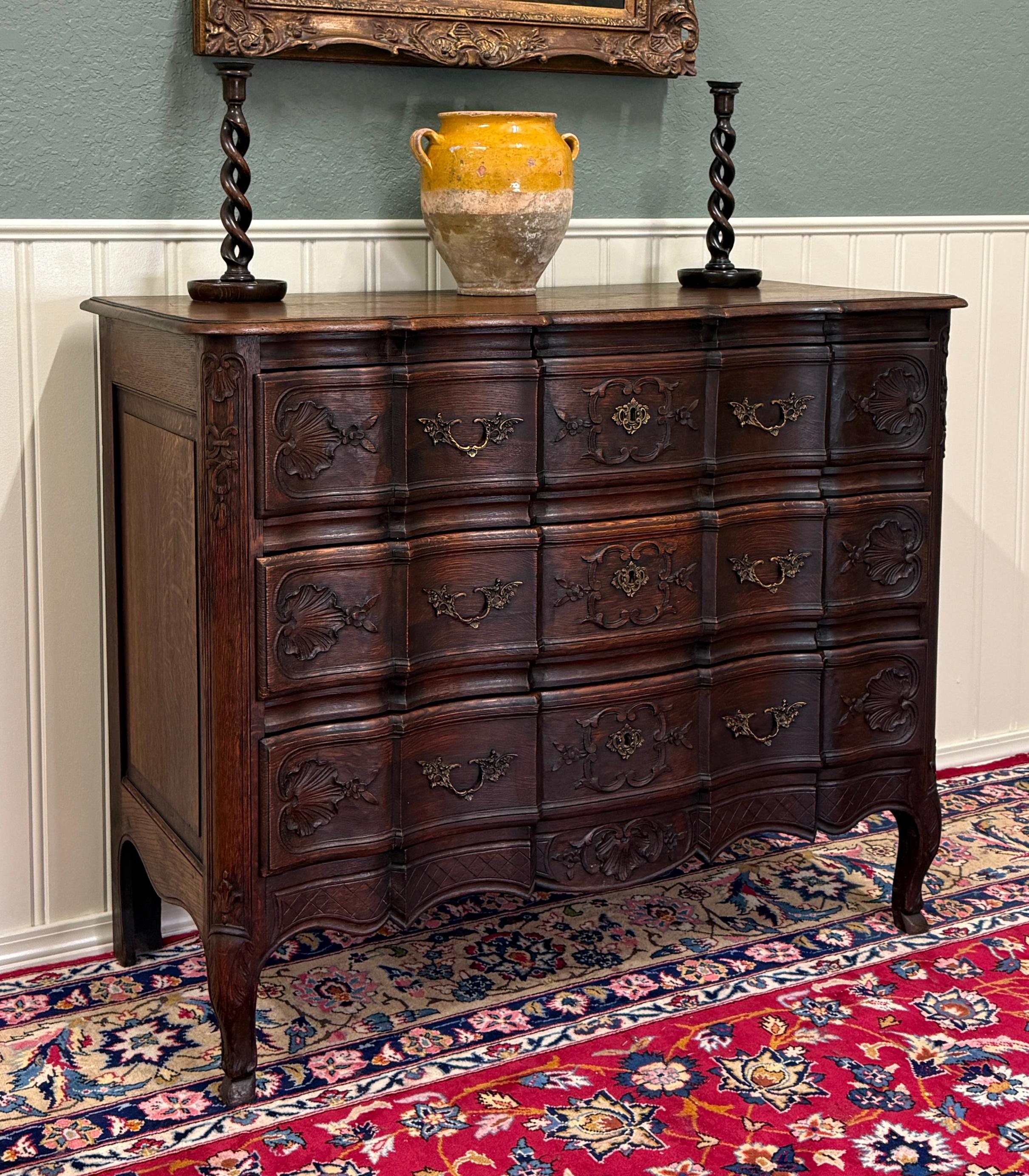 Francese Antique French Cassettiera Commode Serpentine intagliata Oak Louis XV in vendita