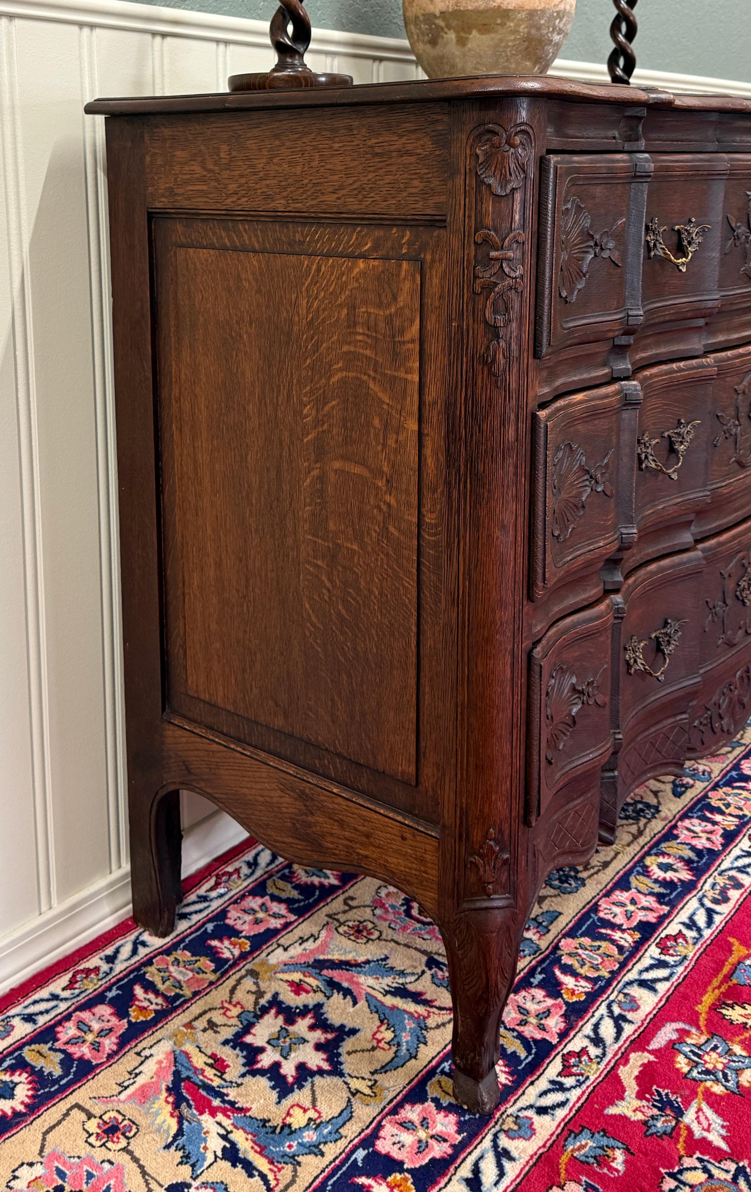 Intagliato Antique French Cassettiera Commode Serpentine intagliata Oak Louis XV in vendita