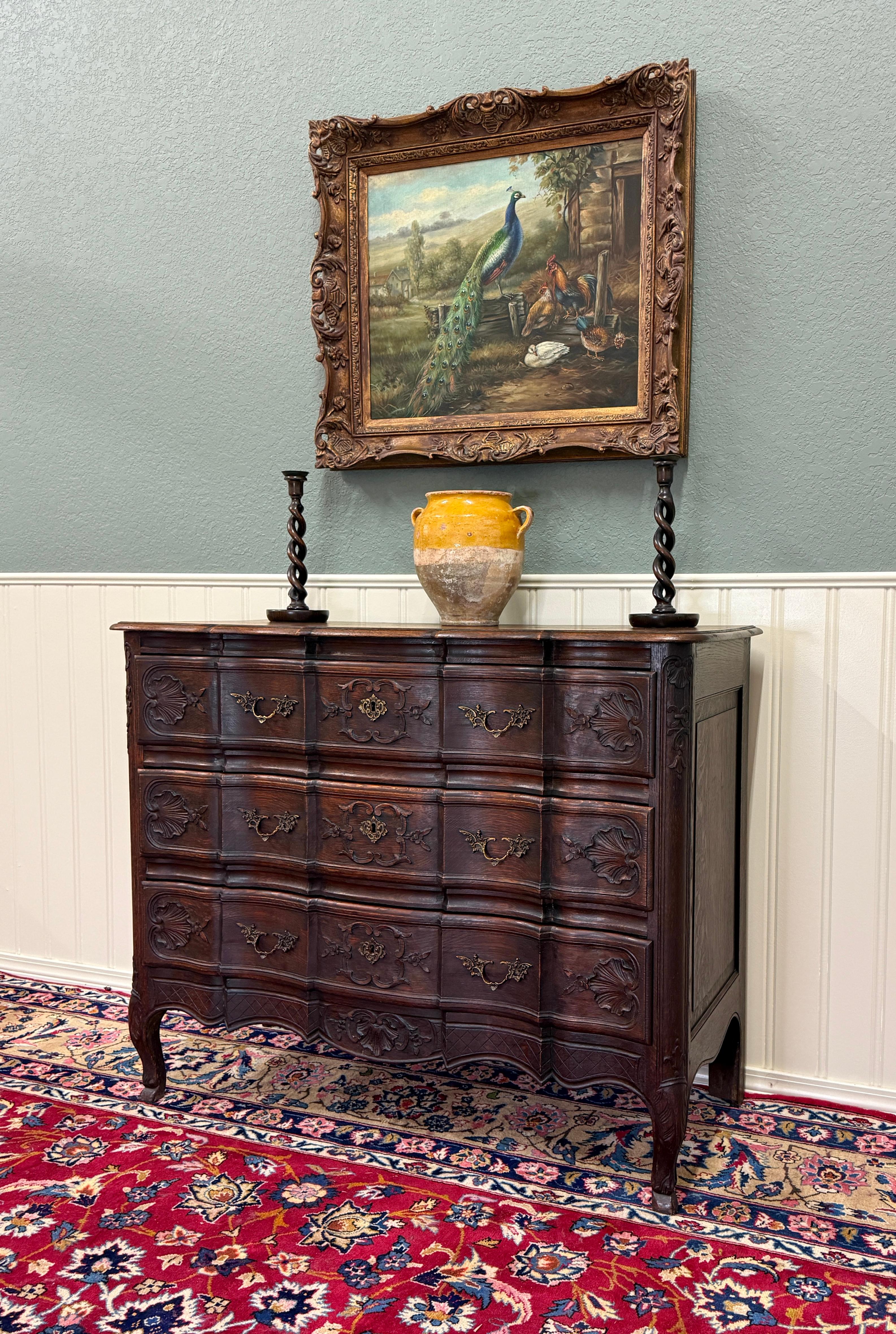 Antique French Cassettiera Commode Serpentine intagliata Oak Louis XV In condizioni buone in vendita a Tyler, TX