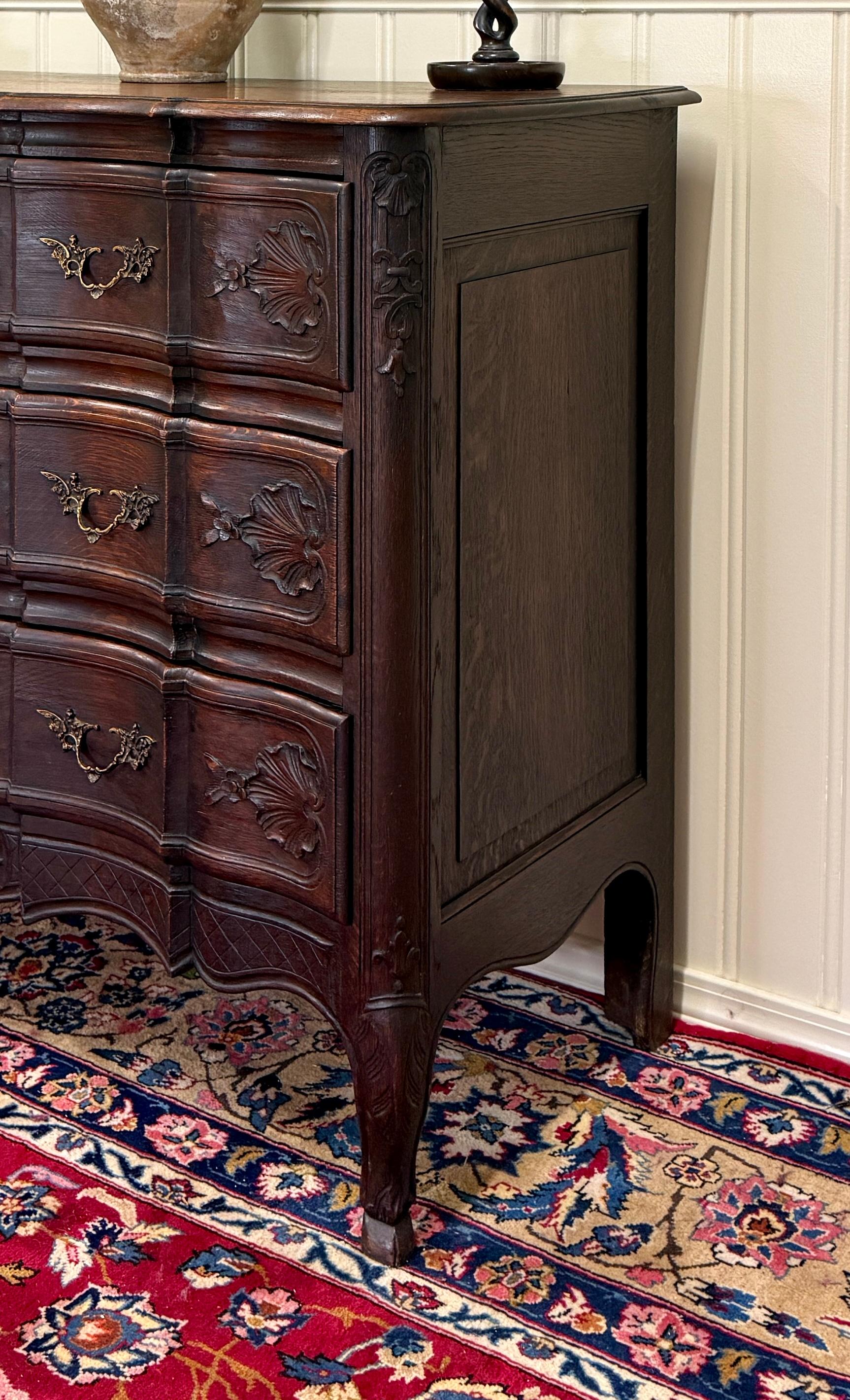 XX secolo Antique French Cassettiera Commode Serpentine intagliata Oak Louis XV in vendita