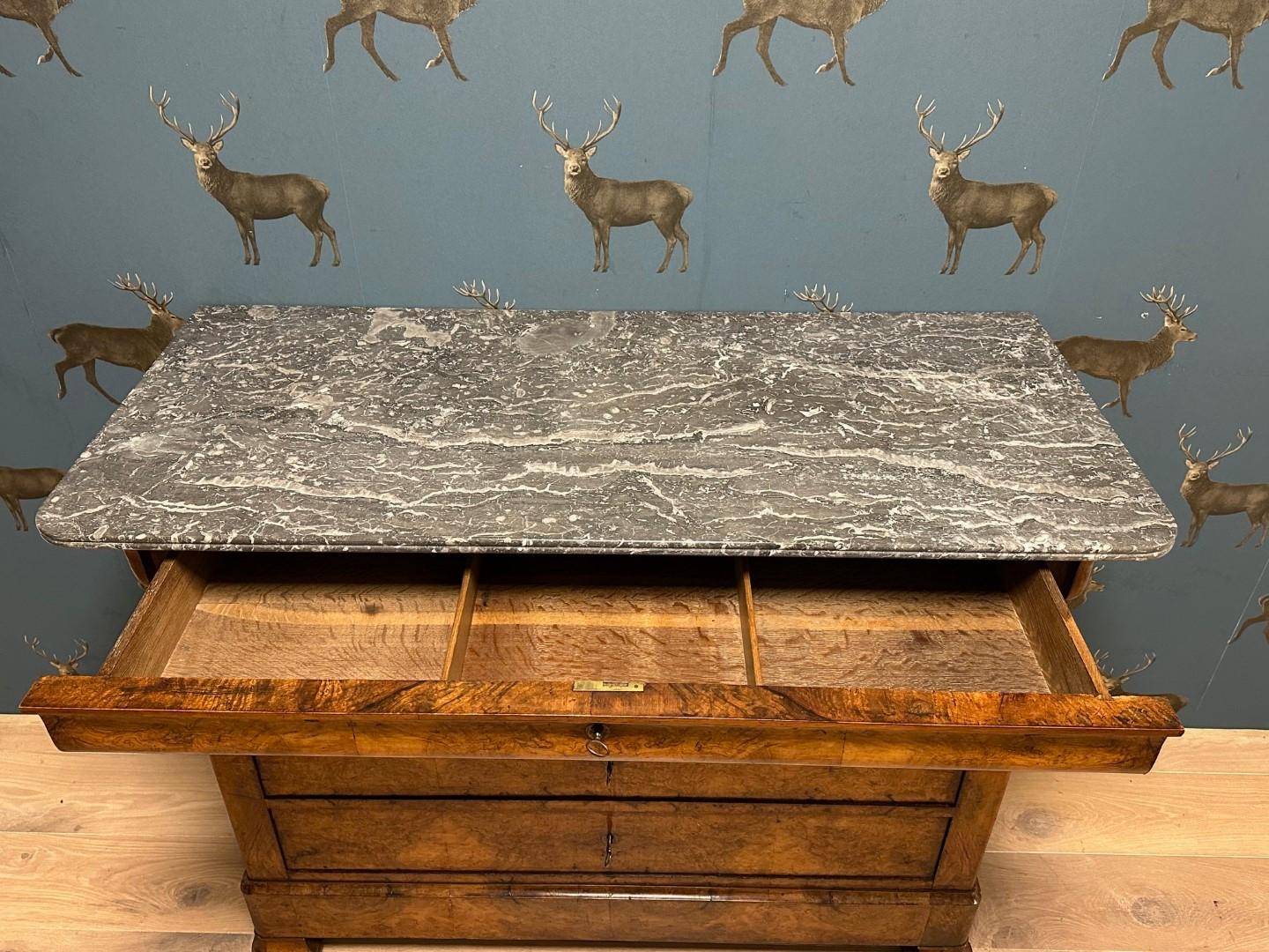 Walnut Antique French chest of drawers in burr walnut