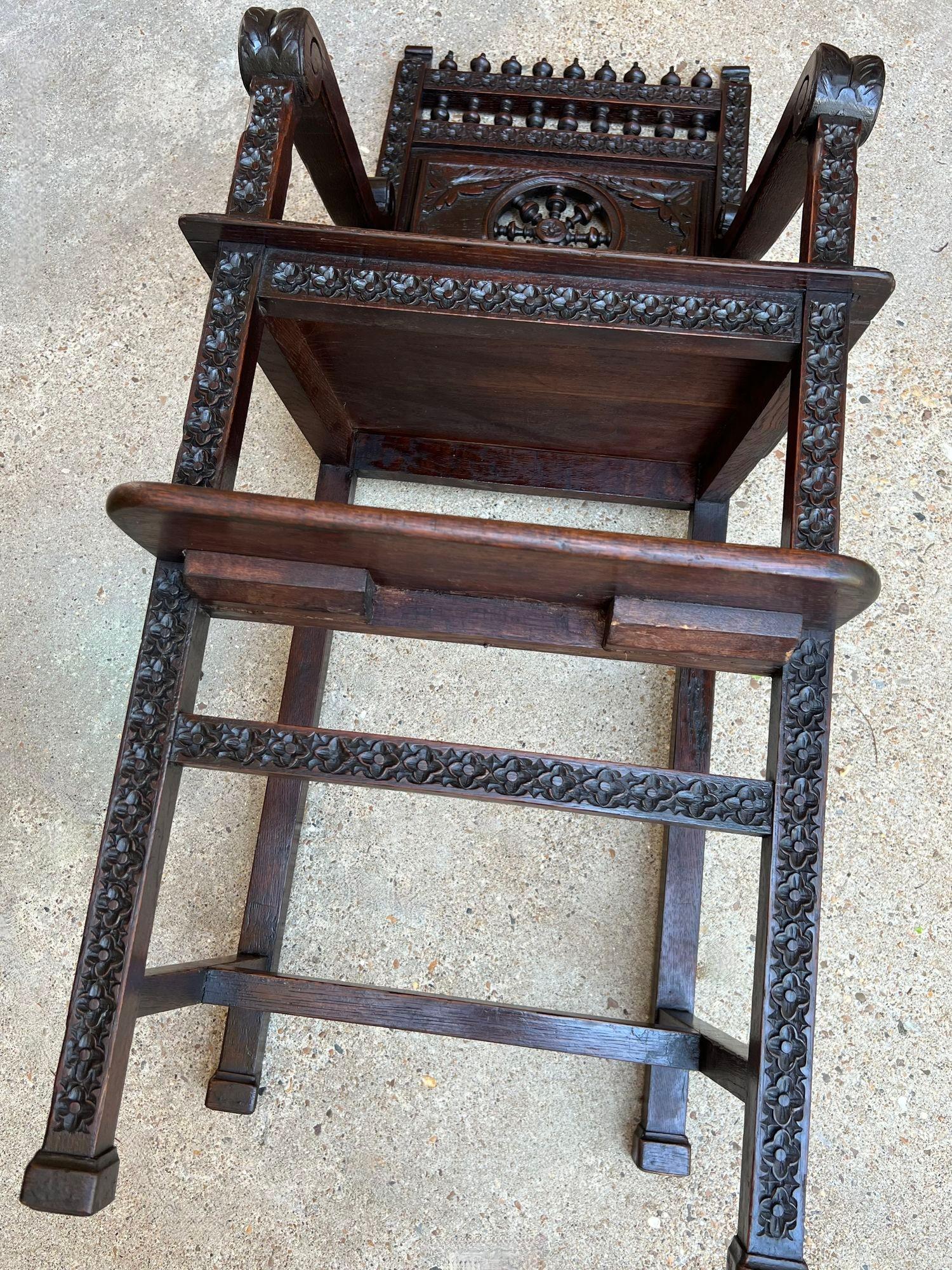 Chaise haute pour poupée française d'antiquités en chêne sculpté avec fuseau de bateau breton en vente 12
