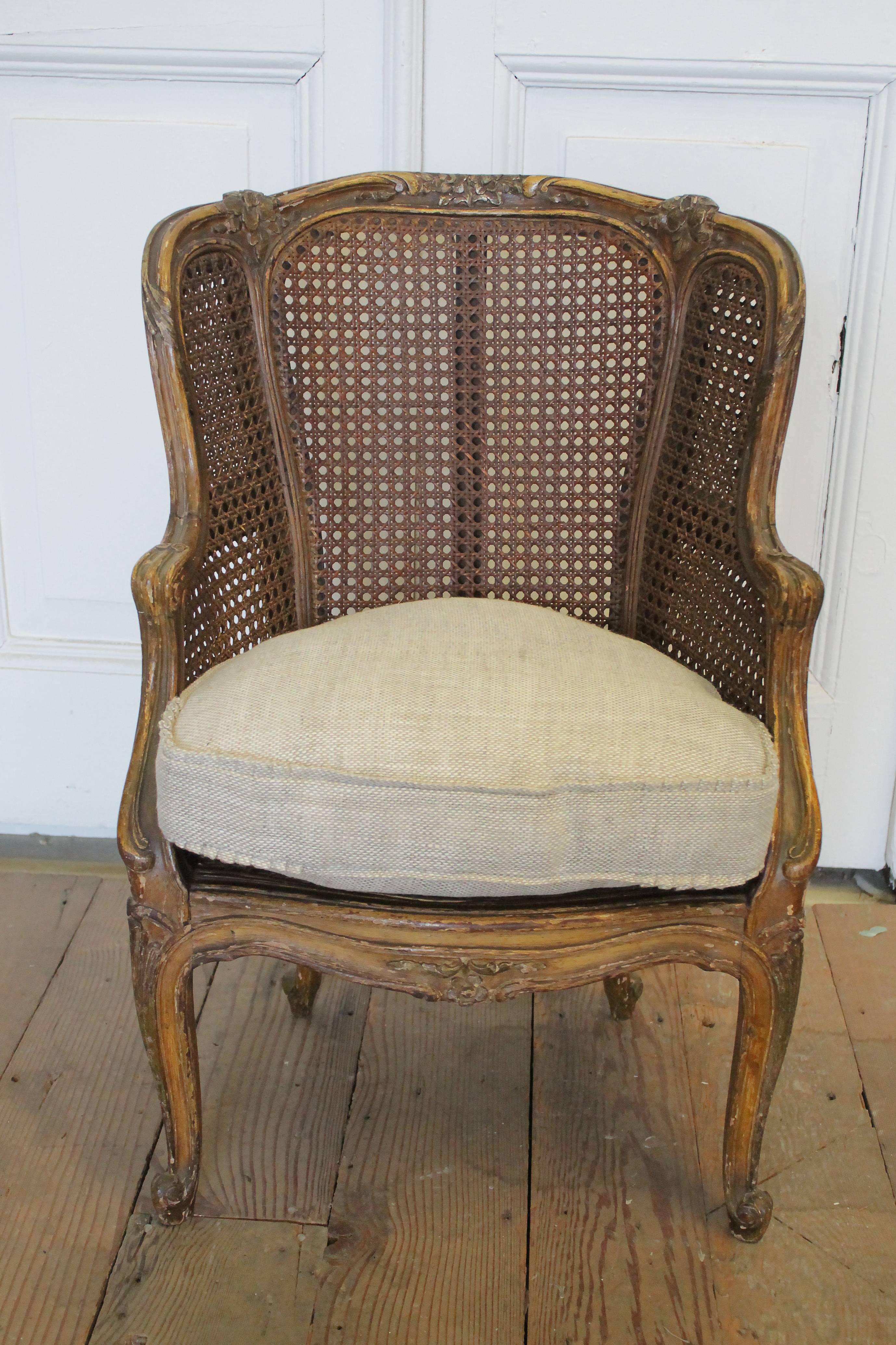 Chaise à oreilles française ancienne de taille enfant à dossier canné
Double canné:: avec une finition originale écaillée. La canne:: forte et solide:: est en très bon état. Nous avons fait une housse en lin avec des volants pour le siège. 
Mesures