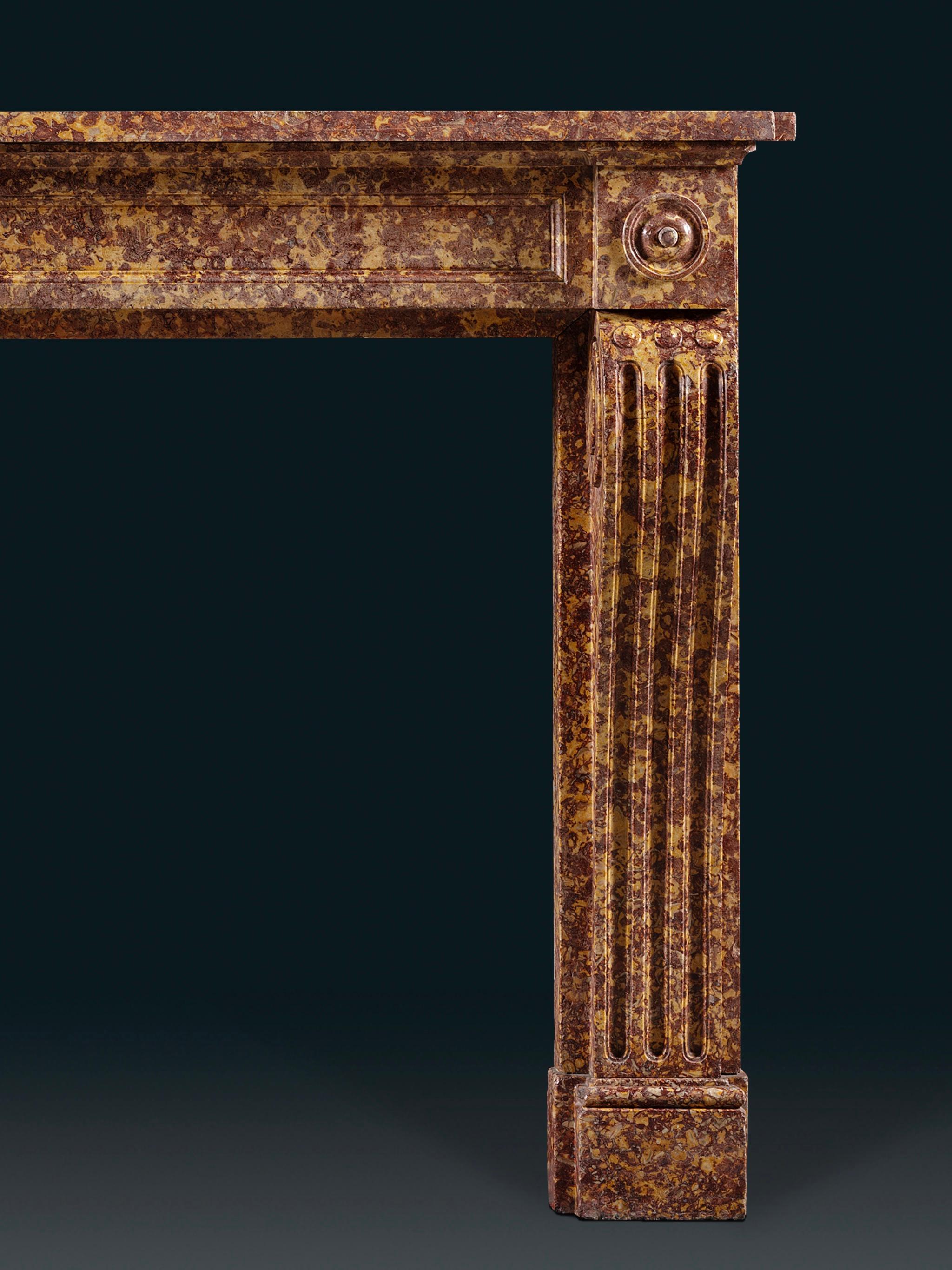 Louis XVI Cheminée française en marbre Brocatello au ton caractéristique et à la proportion élégante en vente