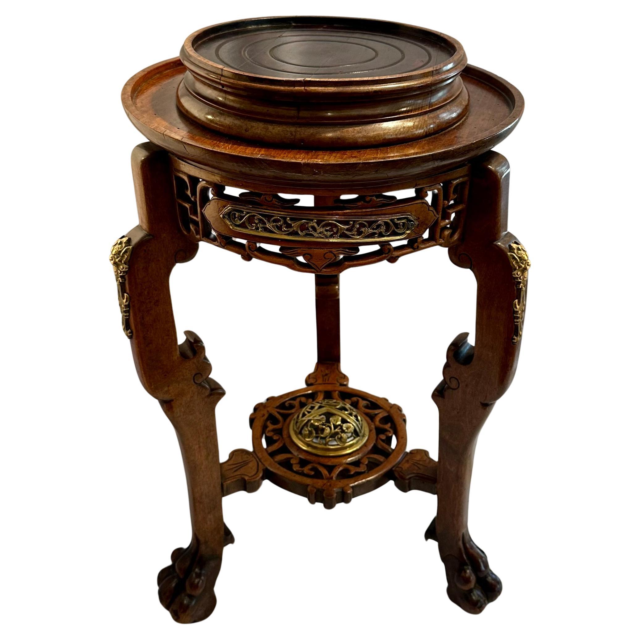 Antique French Chinoiserie Pedestal de Teca Tallada con Soportes de Ormolu. 