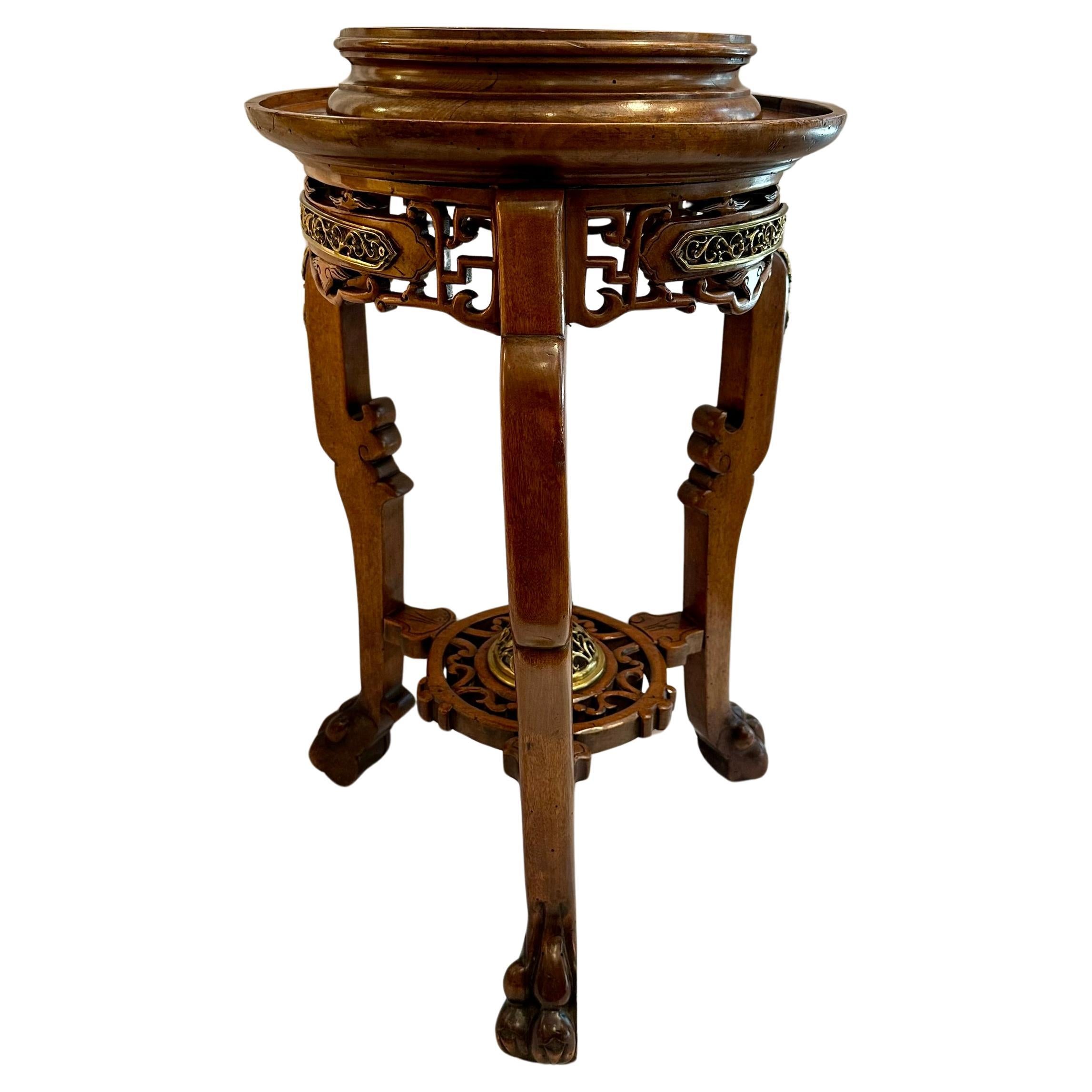 Antique French Chinoiserie Pedestal de Teca Tallada con Soportes de Ormolu. Francés en venta