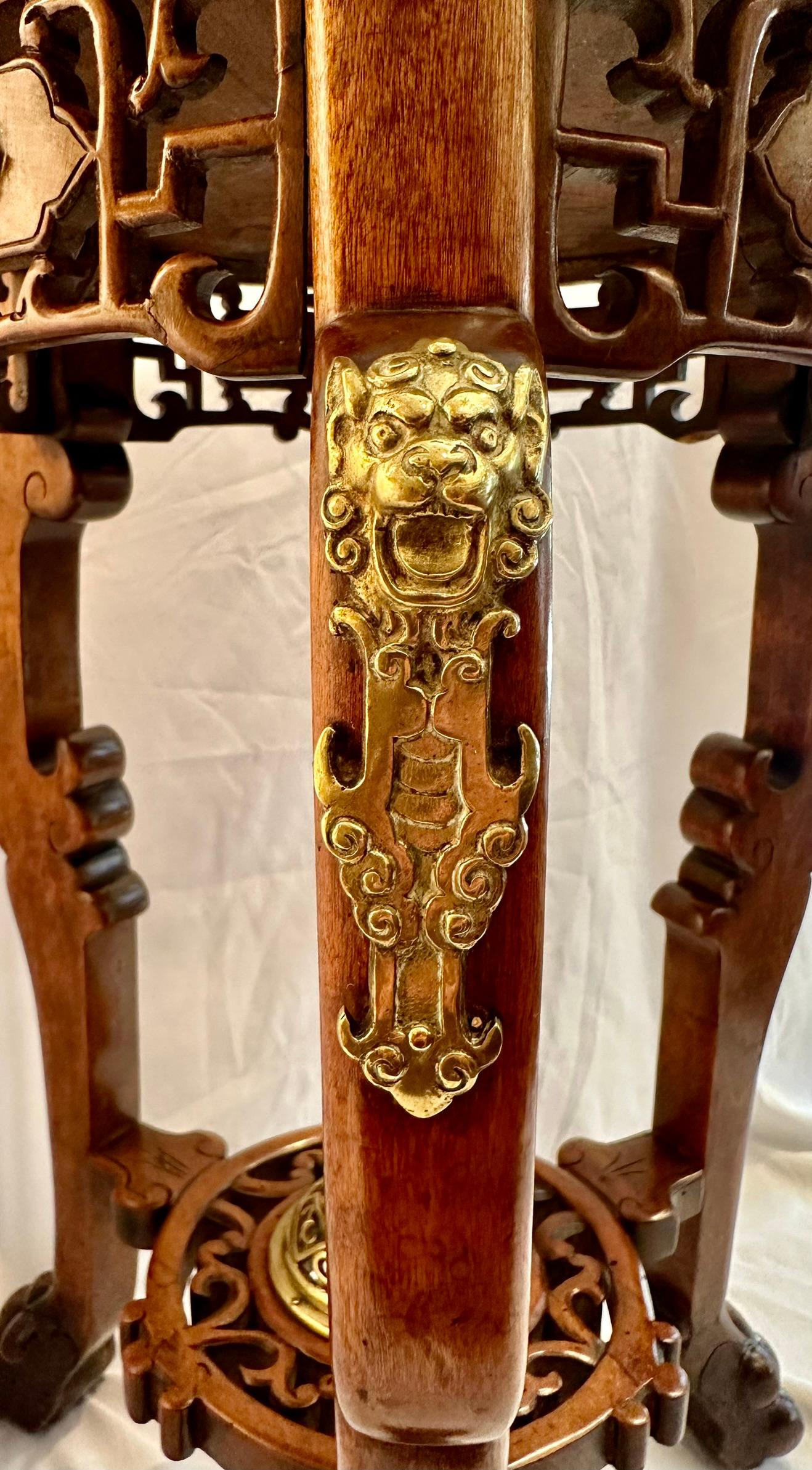 Antique French Chinoiserie Pedestal de Teca Tallada con Soportes de Ormolu. siglo XIX en venta