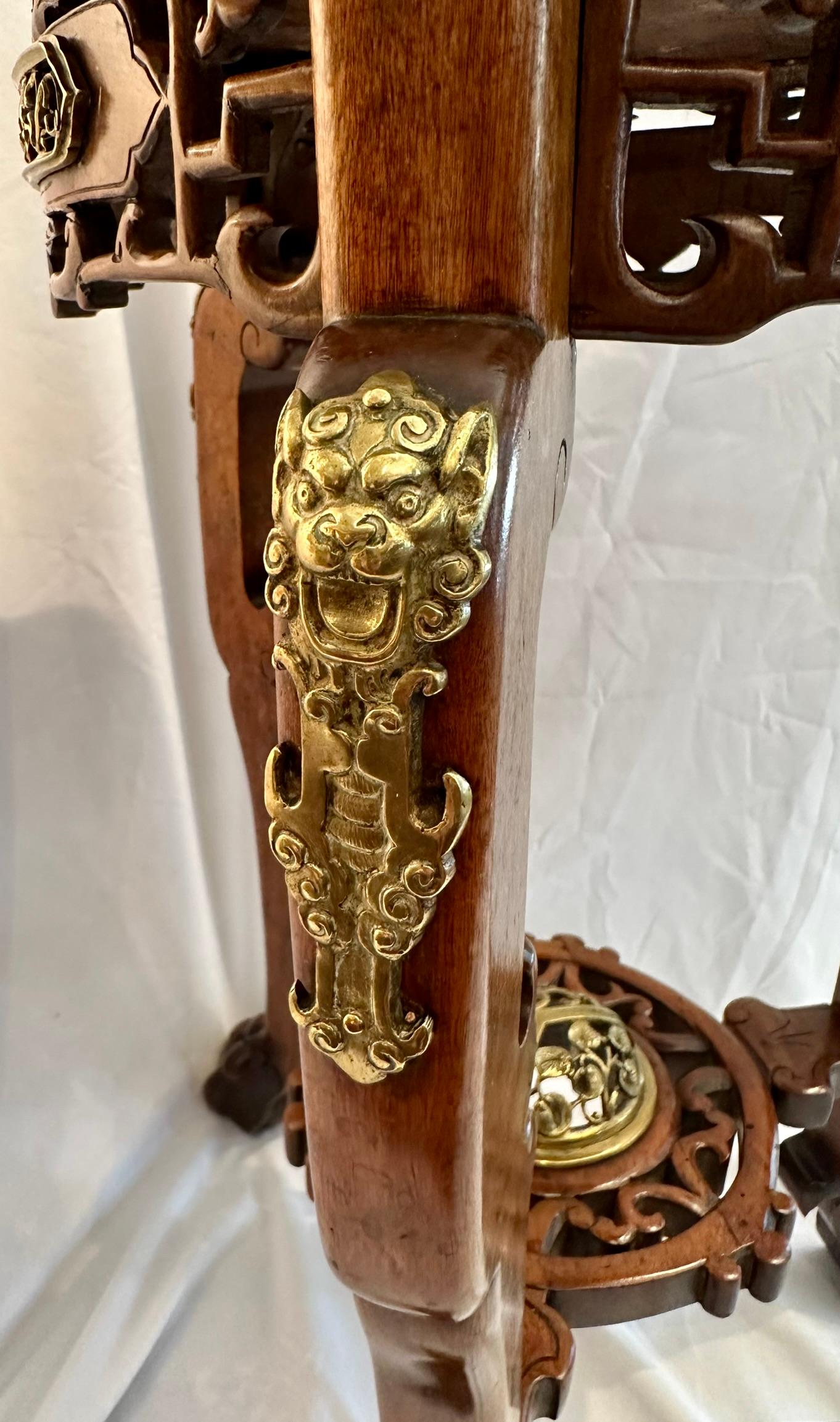 Antique French Chinoiserie Pedestal de Teca Tallada con Soportes de Ormolu. Ormolú en venta