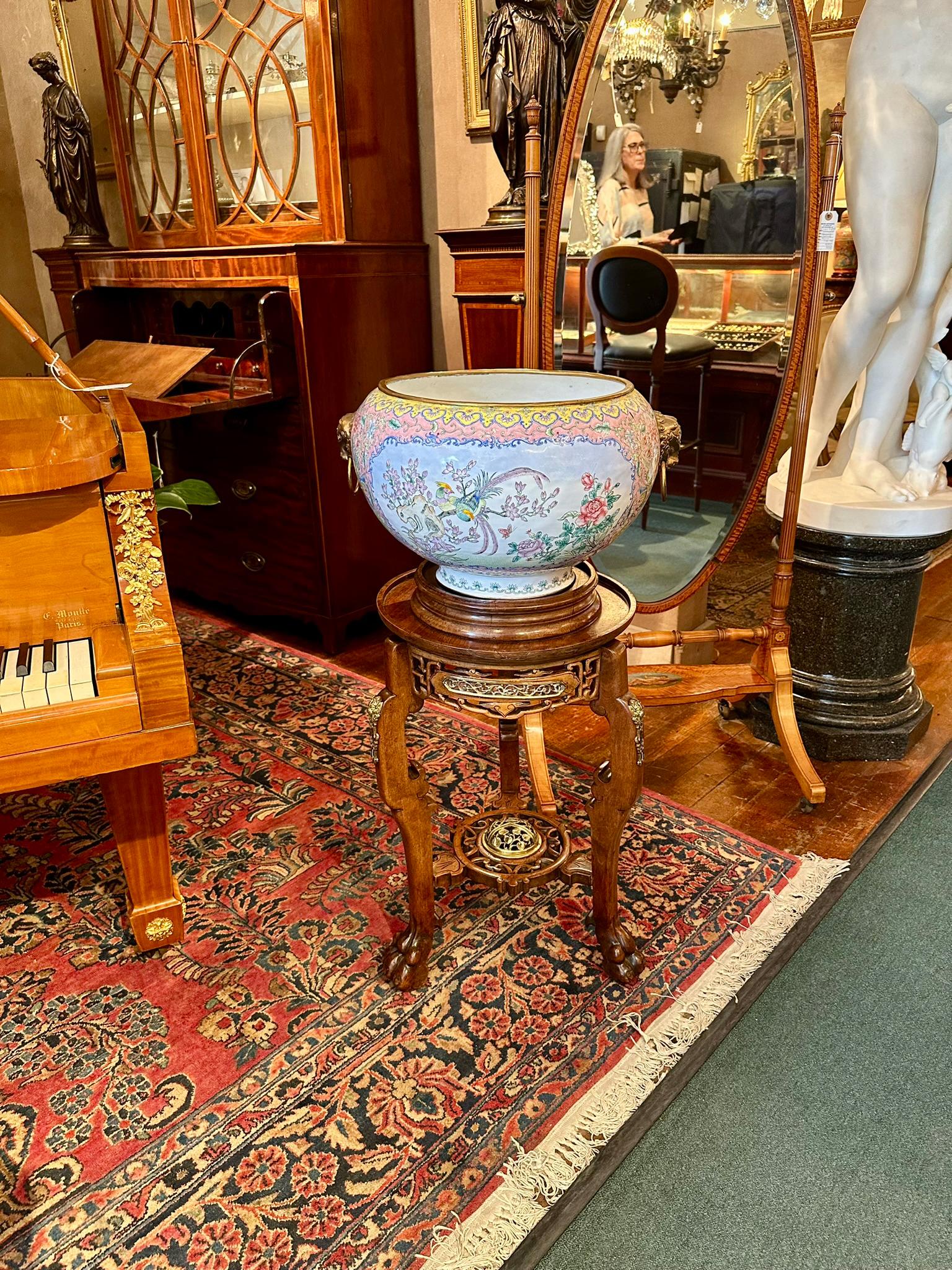Antique French Chinoiserie Pedestal de Teca Tallada con Soportes de Ormolu. en venta 3
