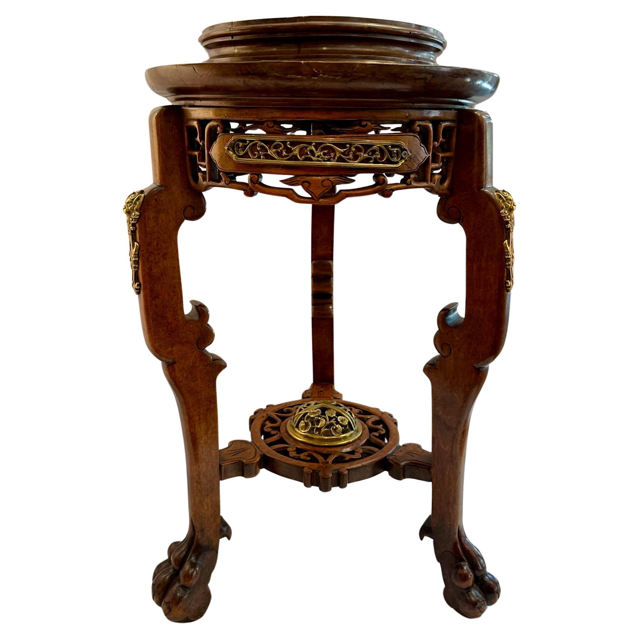 Antique French Chinoiserie Pedestal de Teca Tallada con Soportes de Ormolu. en venta