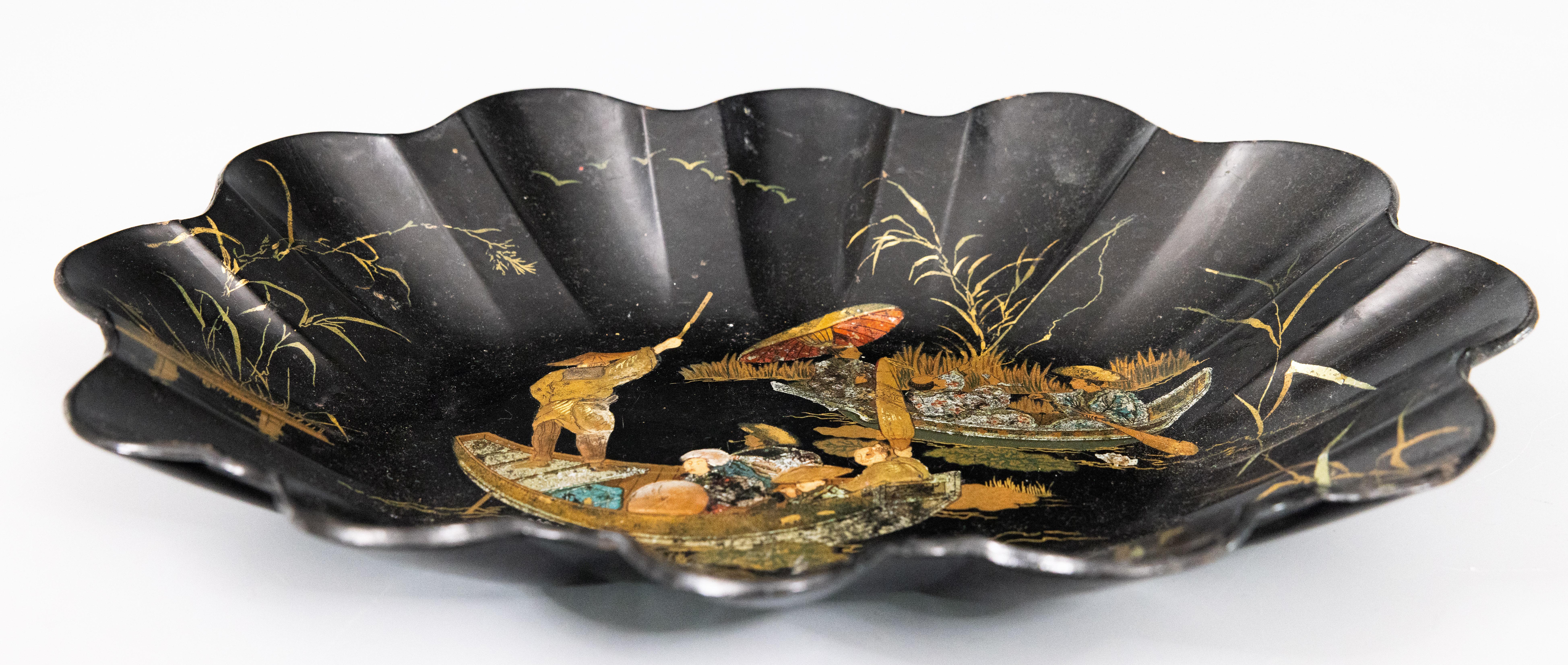 Uno splendido vassoio o ciotola smerlata in papier mache japanned nero ebanizzato del XIX secolo con un disegno di cineserie asiatica. Questo raffinato vassoio è realizzato a mano e raffigura una scena di navigazione dipinta a mano con figure su uno
