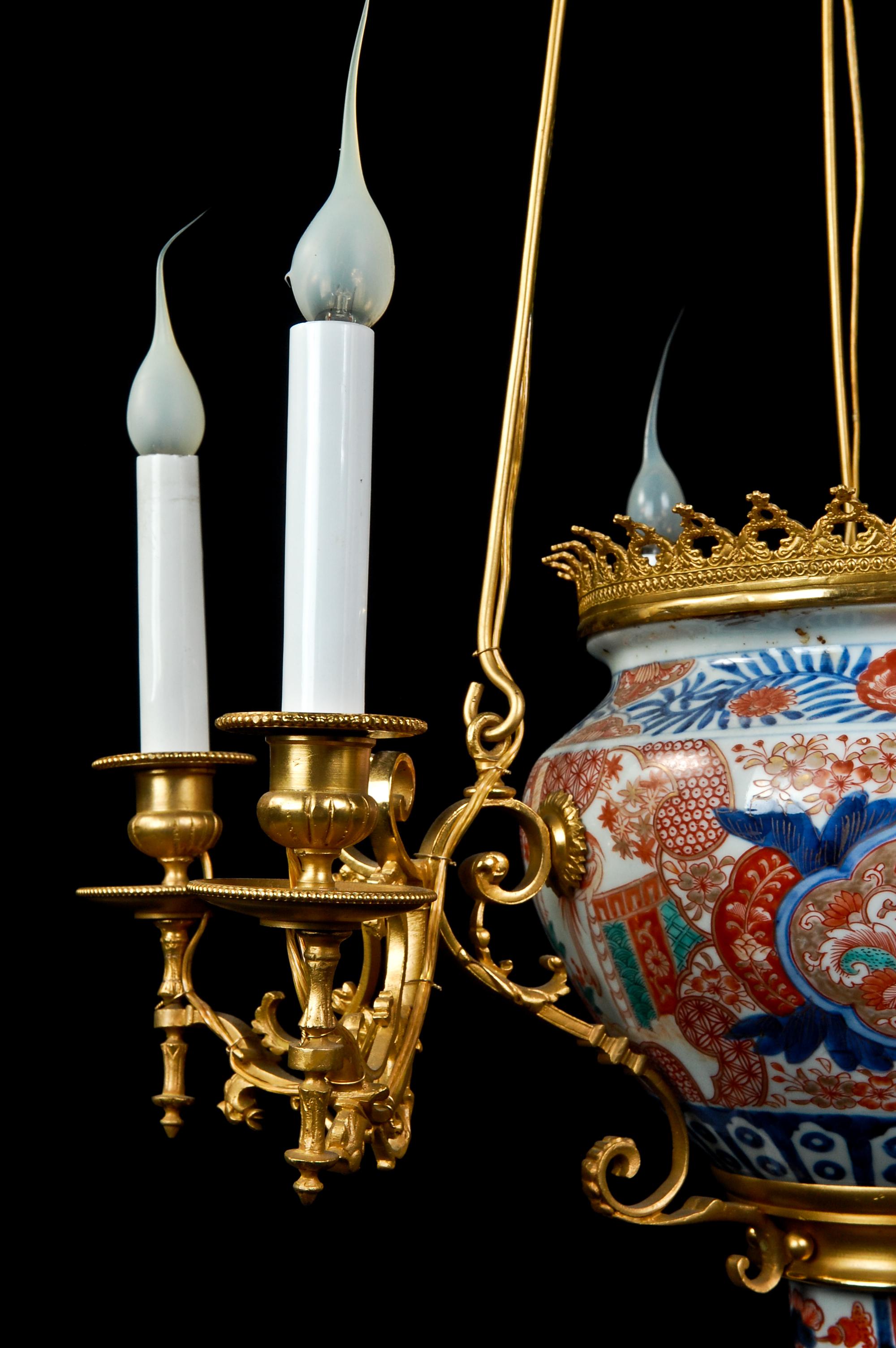Chinoiseries Lustre ancien de style chinoiserie français en bronze doré et porcelaine chinoise en vente