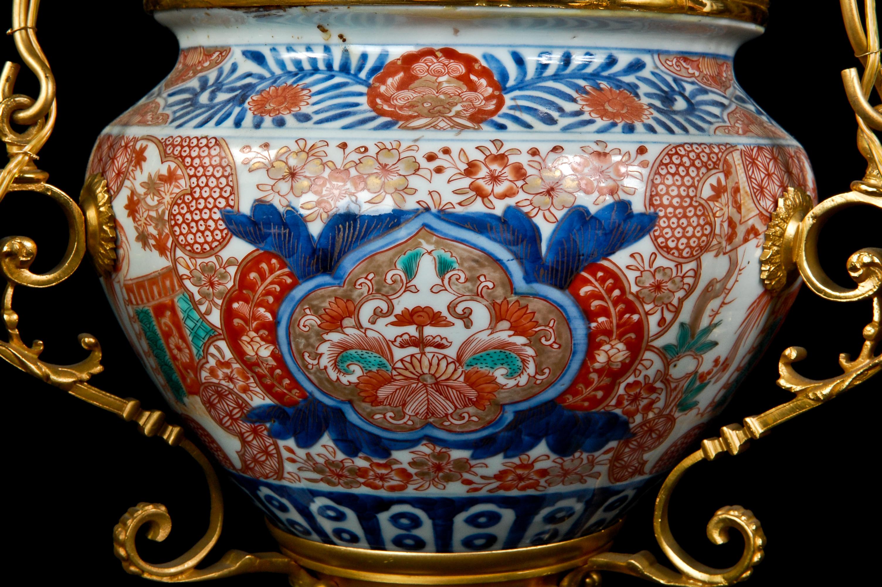 Français Lustre ancien de style chinoiserie français en bronze doré et porcelaine chinoise en vente