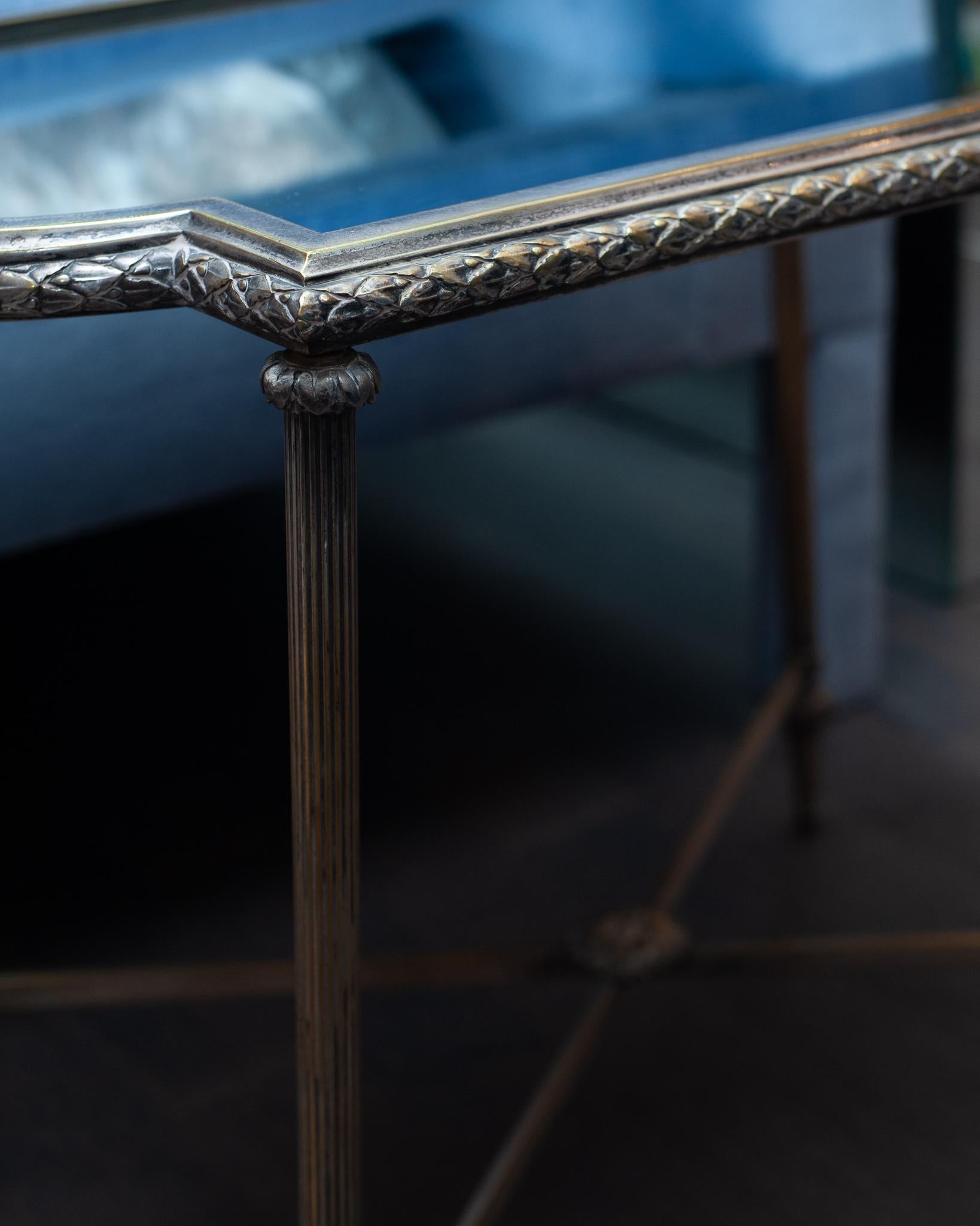 Antiker französischer Christofle-Tisch mit verspiegelter Platte aus Silbermetall (Frühes 20. Jahrhundert) im Angebot