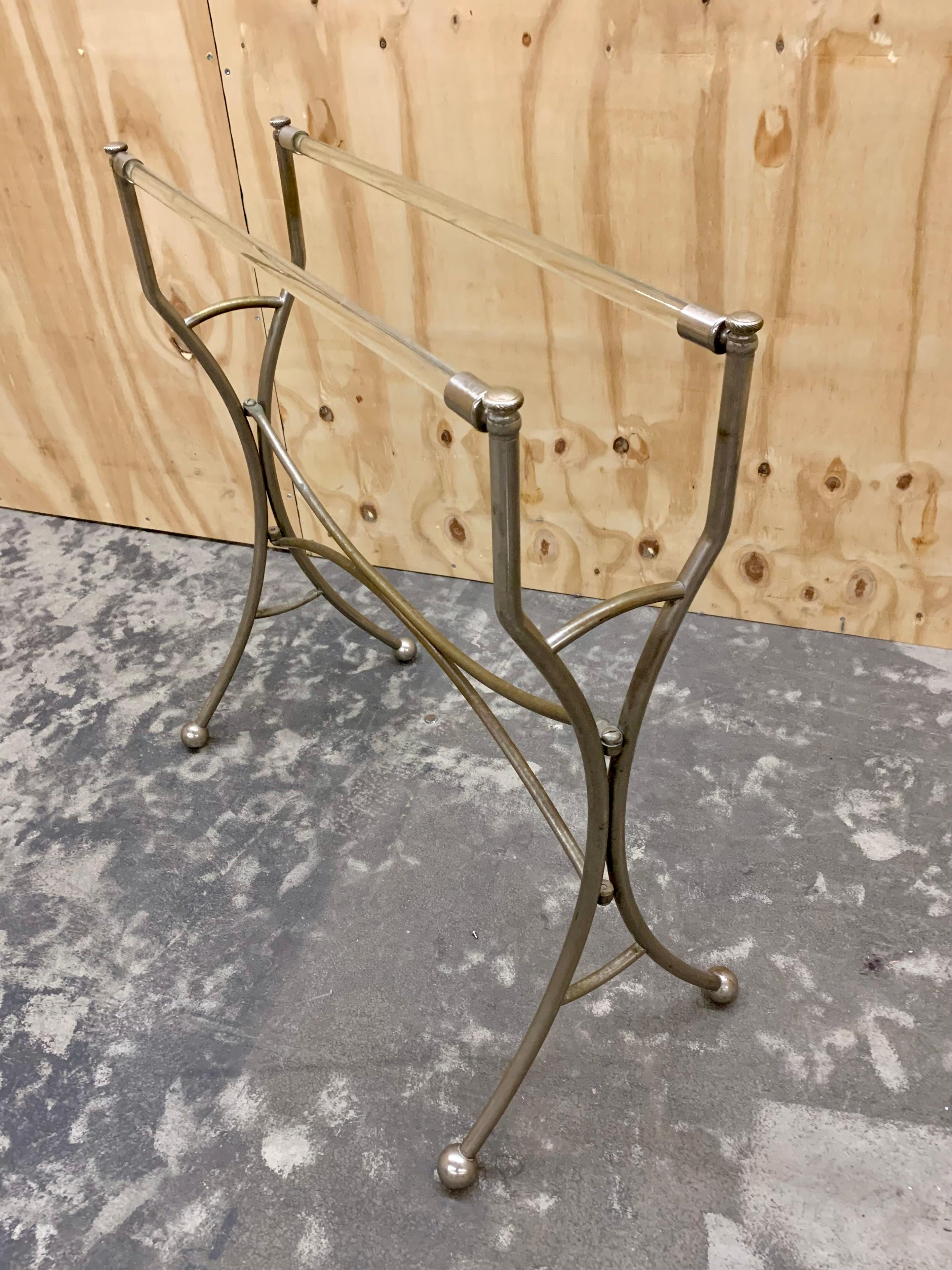 Charmanter antiker französischer Handtuchhalter für das gut ausgestattete Badezimmer. Der verchromte Handtuchhalter mit Glasleisten hat alters- und gebrauchsbedingte Patina. 