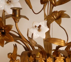 Antike französische Kirchenkandelaber in Gold, Bronze, Messing, Opalglas, Blumen, Paar