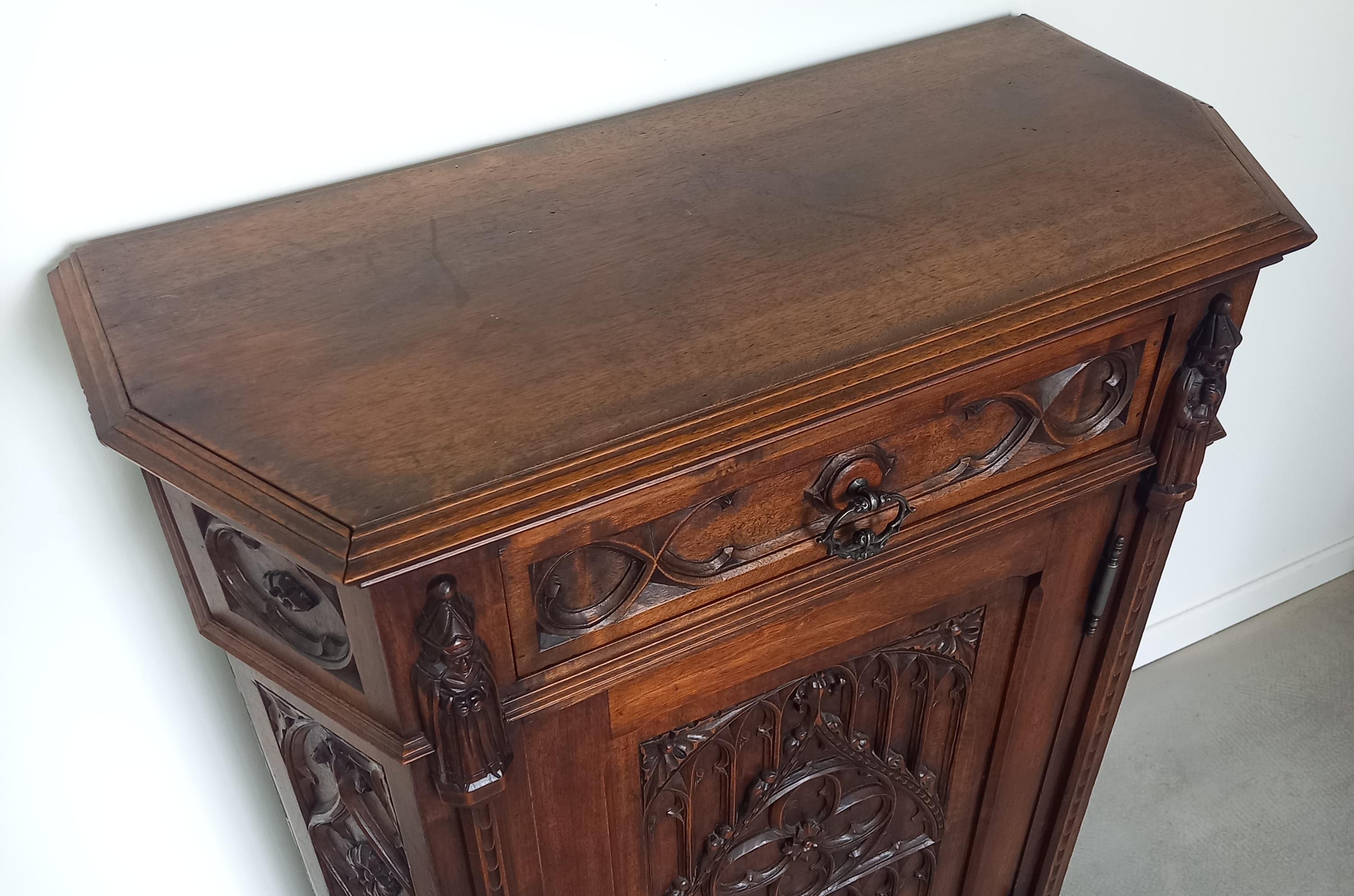 Antique French Church Hand-Carved Buffet Bookcase Cabinet, 19th Century In Good Condition For Sale In Senonches, Centre-Val de Loire