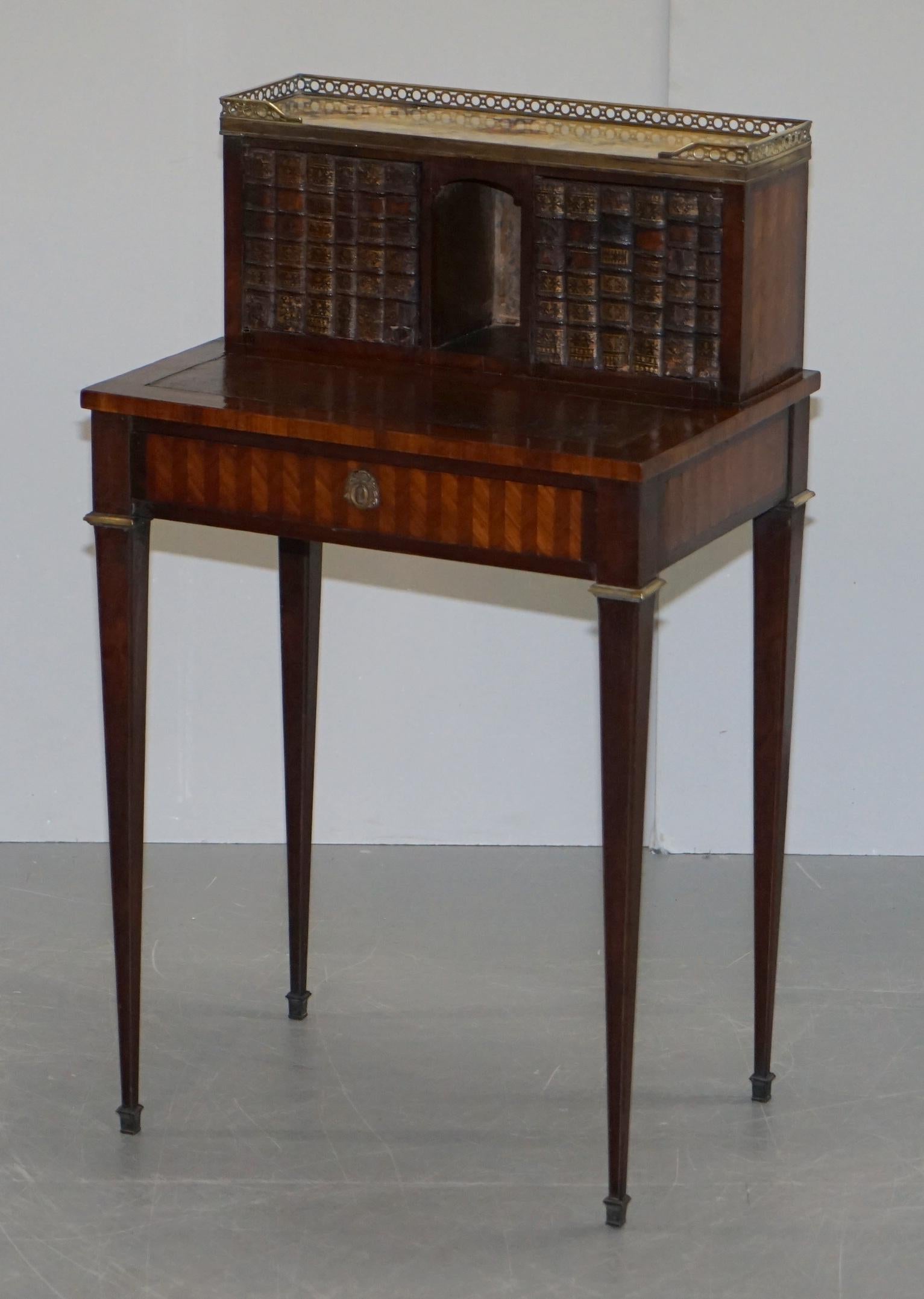 Apogée victorien Antiquité française circa 1870 Bonheur Du Jour Hardwood Marble Desk Bureau Faux Books en vente