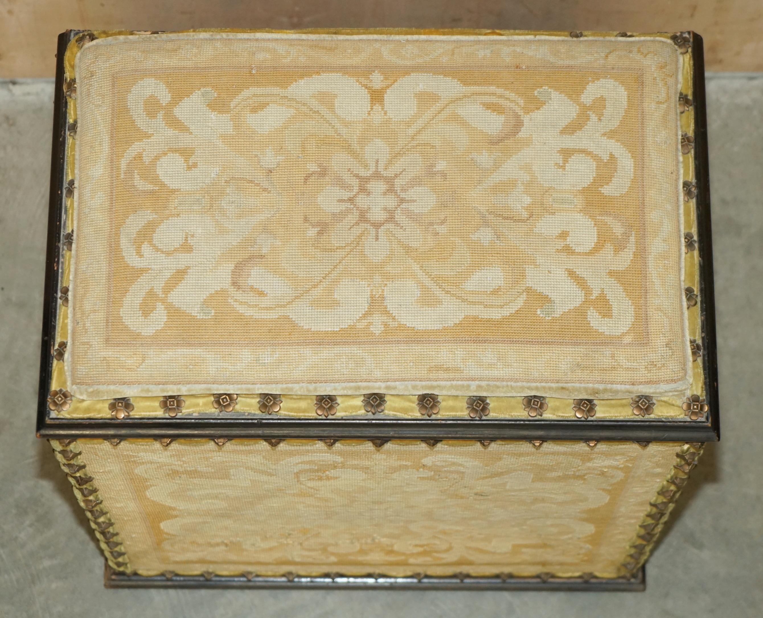 ANTiQUE FRANCAISE CIRCA 1880 ORIGINALE EN LINGE FLORAL EN HABILLEMENT BROSSÉ en vente 4