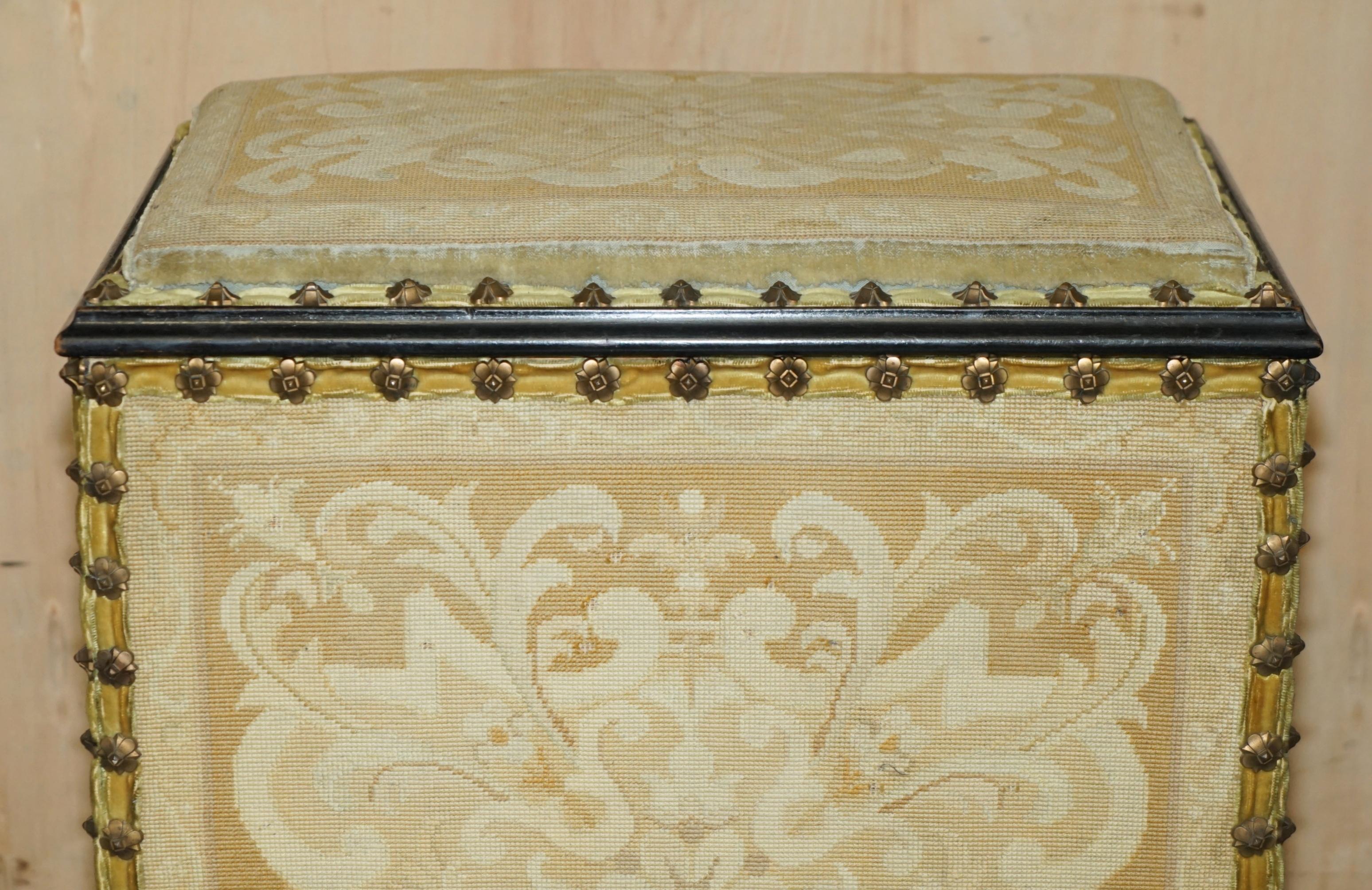 Français ANTiQUE FRANCAISE CIRCA 1880 ORIGINALE EN LINGE FLORAL EN HABILLEMENT BROSSÉ en vente