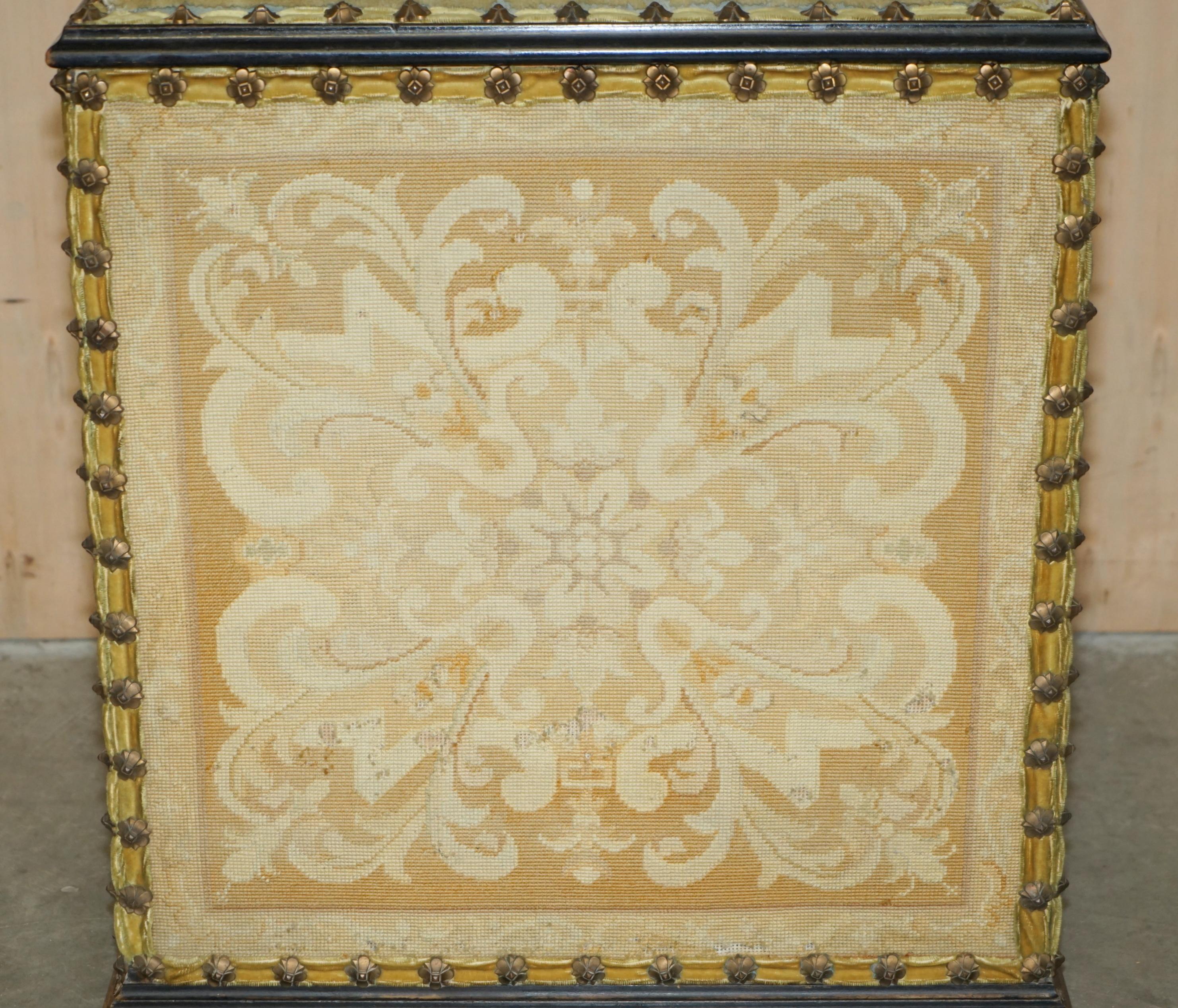 Fin du XIXe siècle ANTiQUE FRANCAISE CIRCA 1880 ORIGINALE EN LINGE FLORAL EN HABILLEMENT BROSSÉ en vente