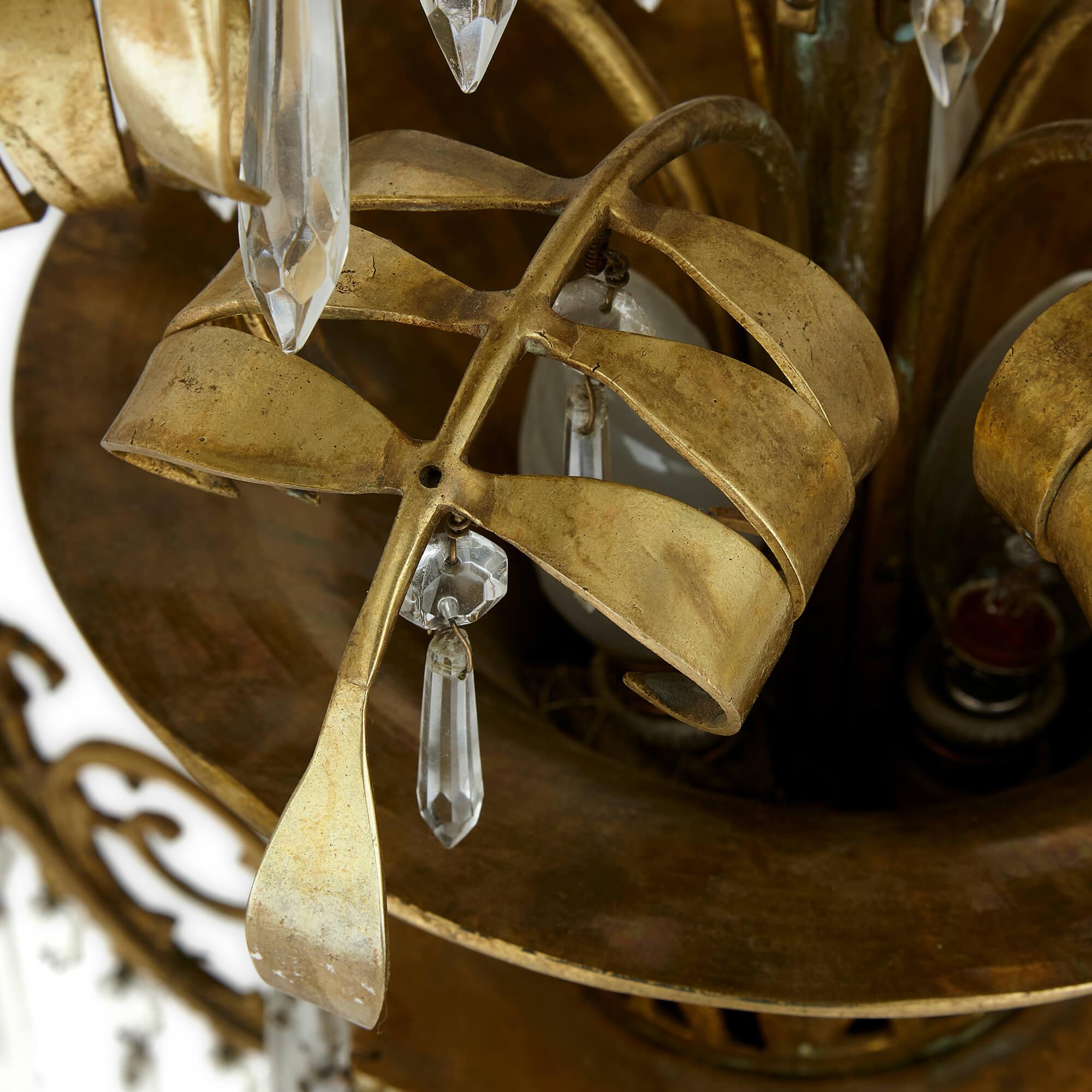 Antiker französischer Kronleuchter aus geschliffenem Klarglas und Ormolu mit zwölf Lichtern (Vergoldet) im Angebot