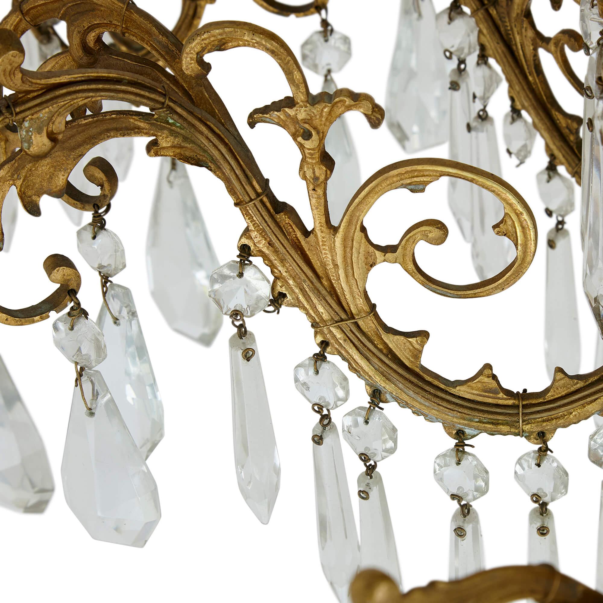 Antiker französischer Kronleuchter aus geschliffenem Klarglas und Ormolu mit zwölf Lichtern (19. Jahrhundert) im Angebot